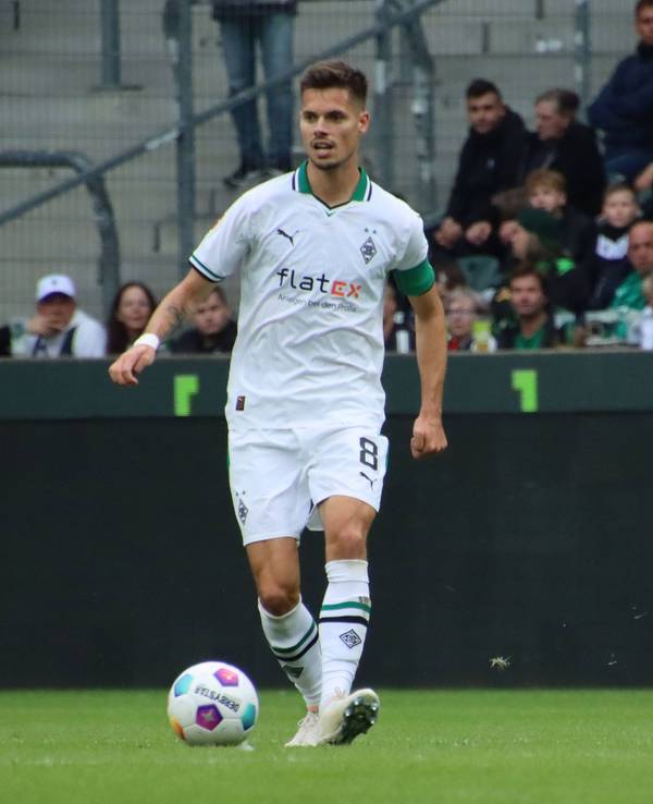 Julian Weigl führte das Team von Borussia Mönchengladbach am Samstag (5. August 2023) beim Testspiel gegen HSC Montpellier zeitweise als Kapitän an.