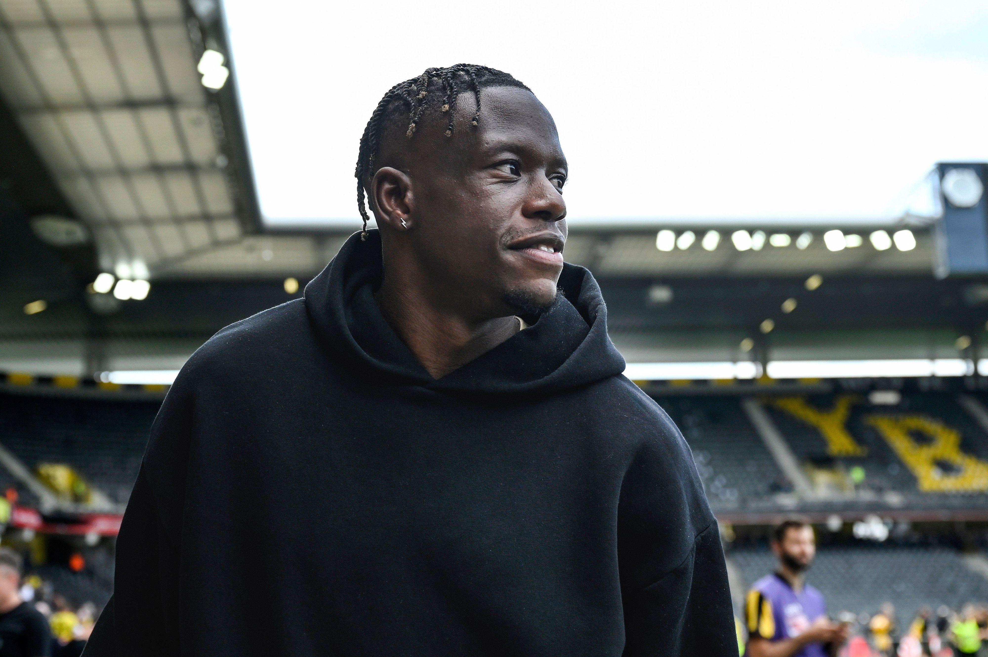 Denis Zakaria, ehemals Spieler von Borussia Mönchengladbach, hier am 4. Juni 2023 beim Besuch eines Pokalspiels zwischen BSC Young Boys Bern und FC Lugano, lächelnd zur Seite schauend.