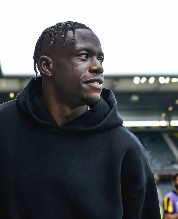 Denis Zakaria, ehemals Spieler von Borussia Mönchengladbach, hier am 4. Juni 2023 beim Besuch eines Pokalspiels zwischen BSC Young Boys Bern und FC Lugano, lächelnd zur Seite schauend.