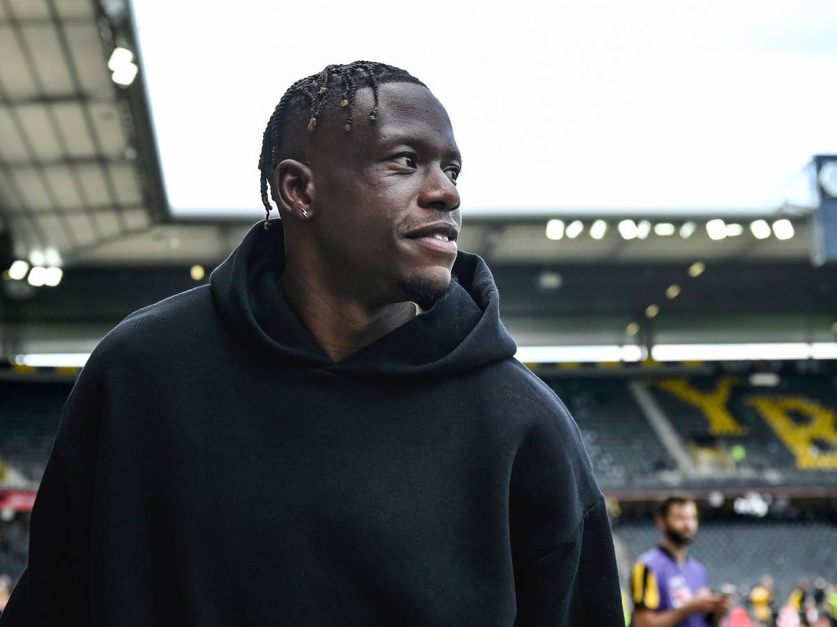 Denis Zakaria, ehemals Spieler von Borussia Mönchengladbach, hier am 4. Juni 2023 beim Besuch eines Pokalspiels zwischen BSC Young Boys Bern und FC Lugano, lächelnd zur Seite schauend.