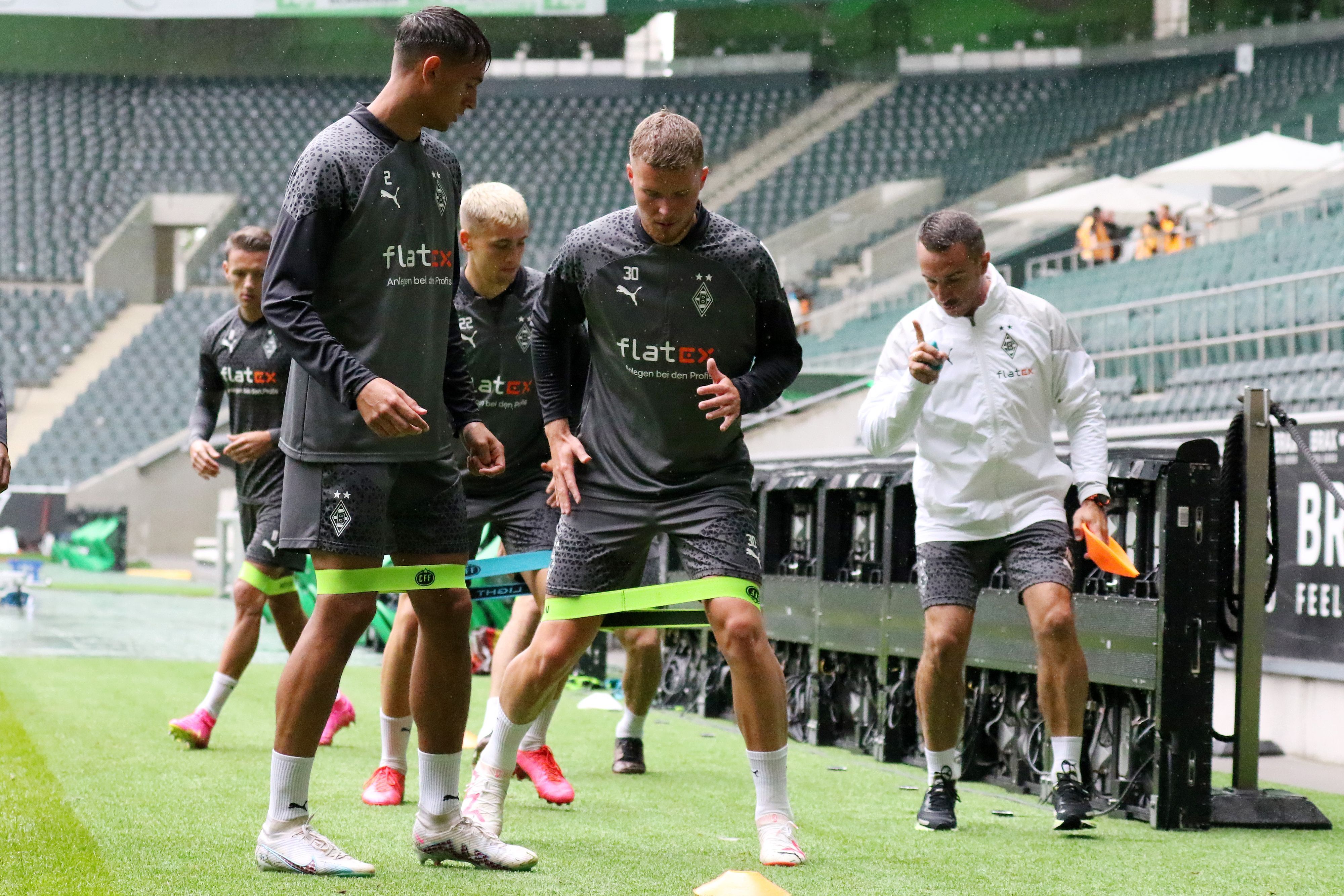 Das Team von Borussia Mönchengladbach um Abwehrspieler Nico Elvedi (vorne rechts) bereitet sich in der kommenden Trainingswoche auf das erste Pflichtspiel der neuen Spielzeit vor. Das Foto zeigt einige Spieler beim Training im Stadion am 6. August 2023 bei der Saisoneröffnung.