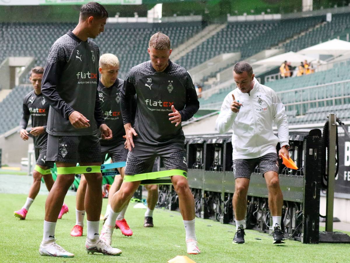 Das Team von Borussia Mönchengladbach um Abwehrspieler Nico Elvedi (vorne rechts) bereitet sich in der kommenden Trainingswoche auf das erste Pflichtspiel der neuen Spielzeit vor. Das Foto zeigt einige Spieler beim Training im Stadion am 6. August 2023 bei der Saisoneröffnung.