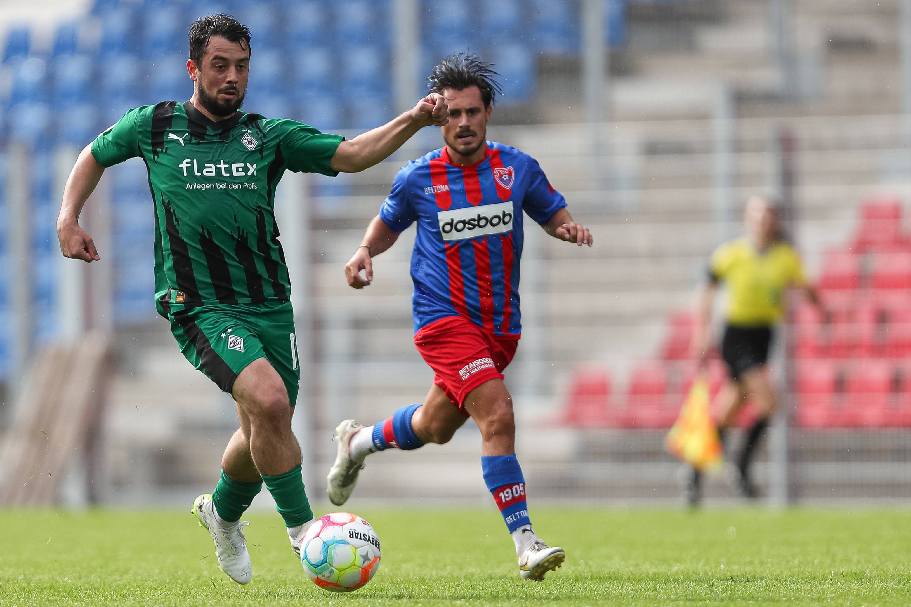 Amin Younes (l.) am 6. August 2023 beim Testspiel der U23 von Borussia Mönchengladbach gegen den KFC Uerdingen.
