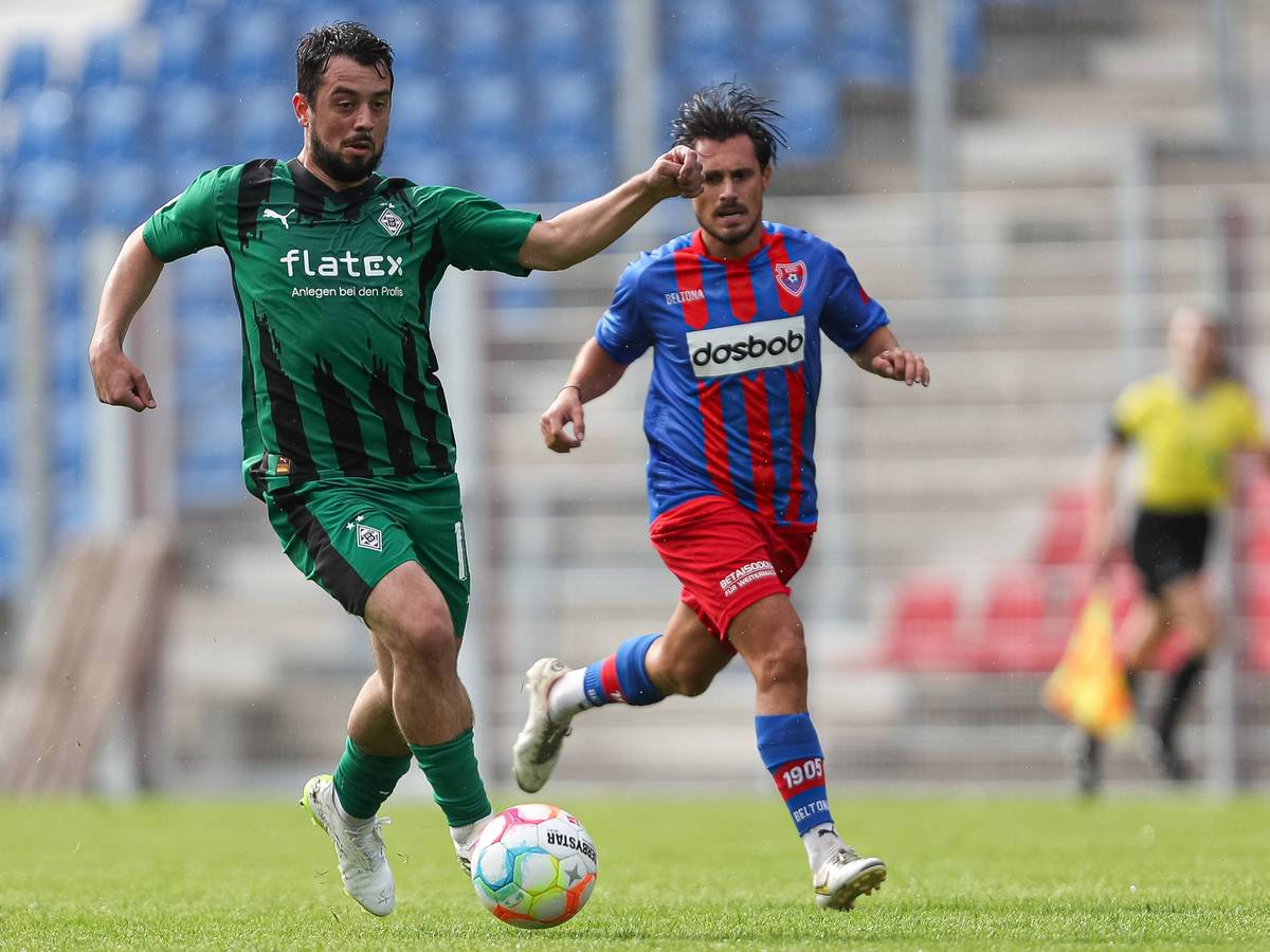 Amin Younes (l.) am 6. August 2023 beim Testspiel der U23 von Borussia Mönchengladbach gegen den KFC Uerdingen.
