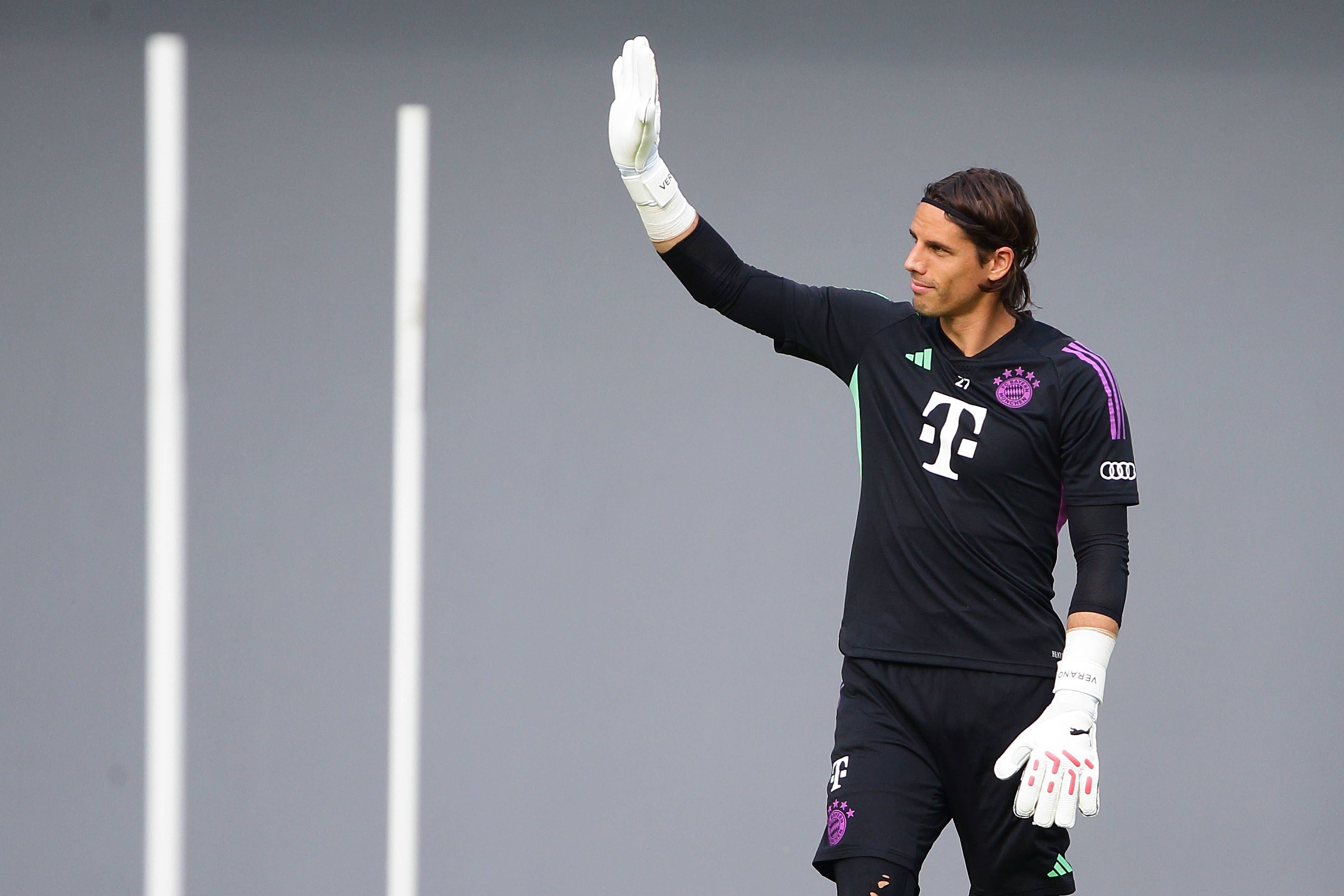 Yann Sommer, Ex-Keeper von Borussia Mönchengladbach, hier am 1. August 2023 beim Spiel zwischen Bayern München und dem FC Liverpool in Singapur, winkt in die Masse.