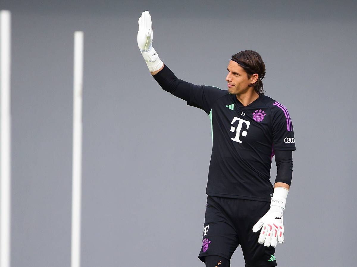 Yann Sommer, Ex-Keeper von Borussia Mönchengladbach, hier am 1. August 2023 beim Spiel zwischen Bayern München und dem FC Liverpool in Singapur, winkt in die Masse.