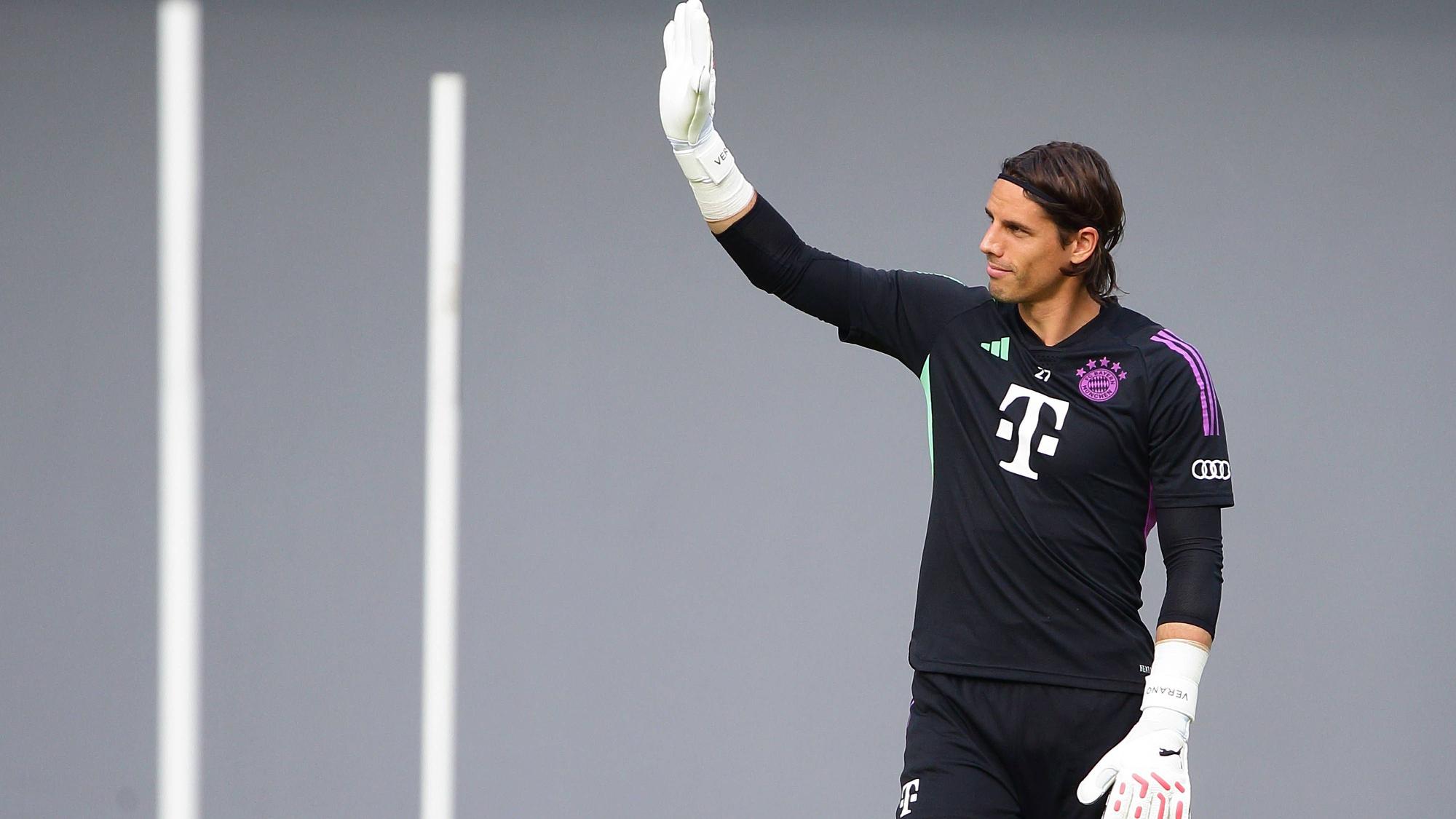 Yann Sommer, Ex-Keeper von Borussia Mönchengladbach, hier am 1. August 2023 beim Spiel zwischen Bayern München und dem FC Liverpool in Singapur, winkt in die Masse.