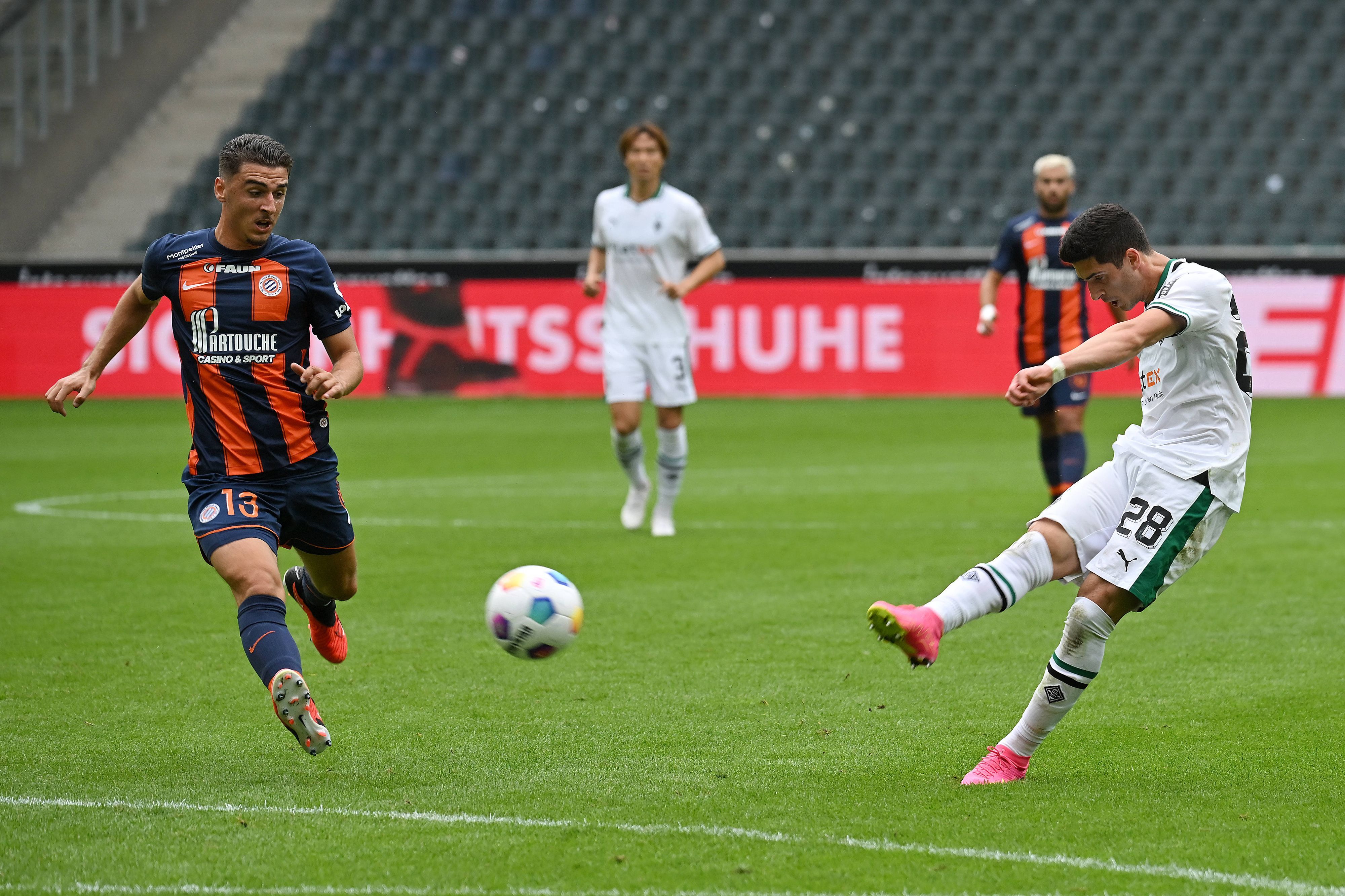 Grant-Leon Ranos (r.) trifft im Testspiel gegen den HSC Montpellier am 5. August 2023 zum zwischenzeitlichen 1:0 für Borussia Mönchengladbach.