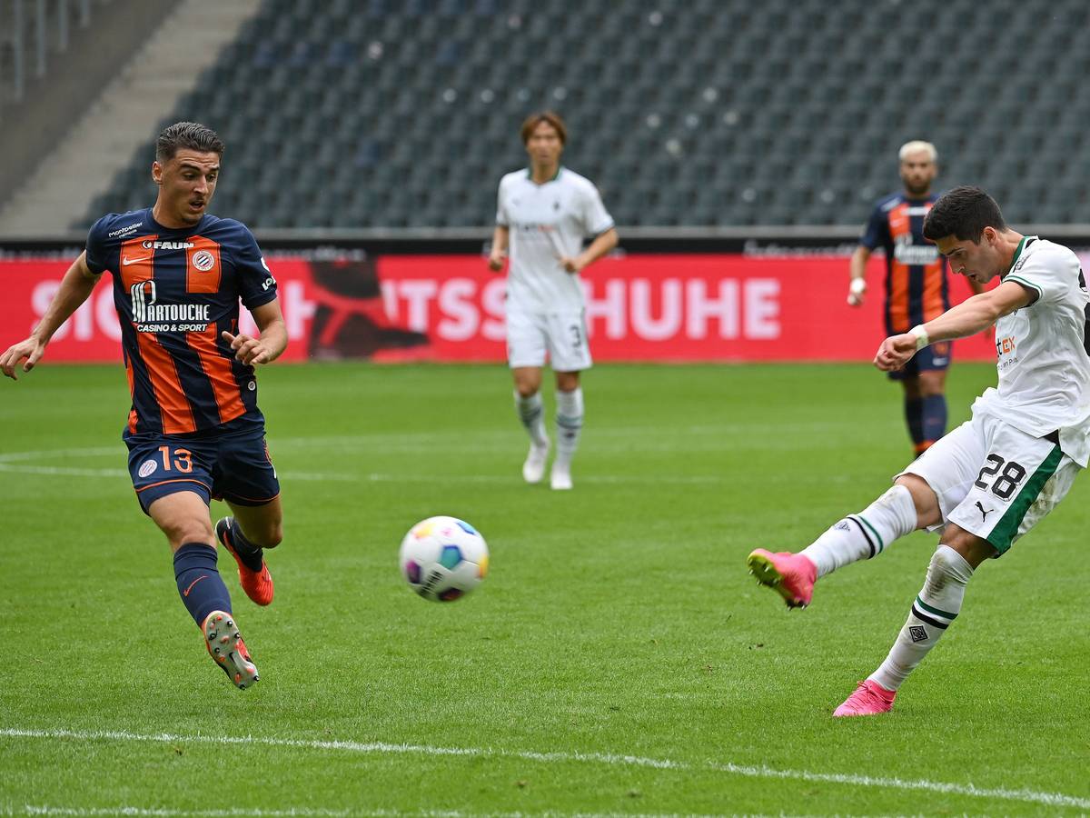 Grant-Leon Ranos (r.) trifft im Testspiel gegen den HSC Montpellier am 5. August 2023 zum zwischenzeitlichen 1:0 für Borussia Mönchengladbach.