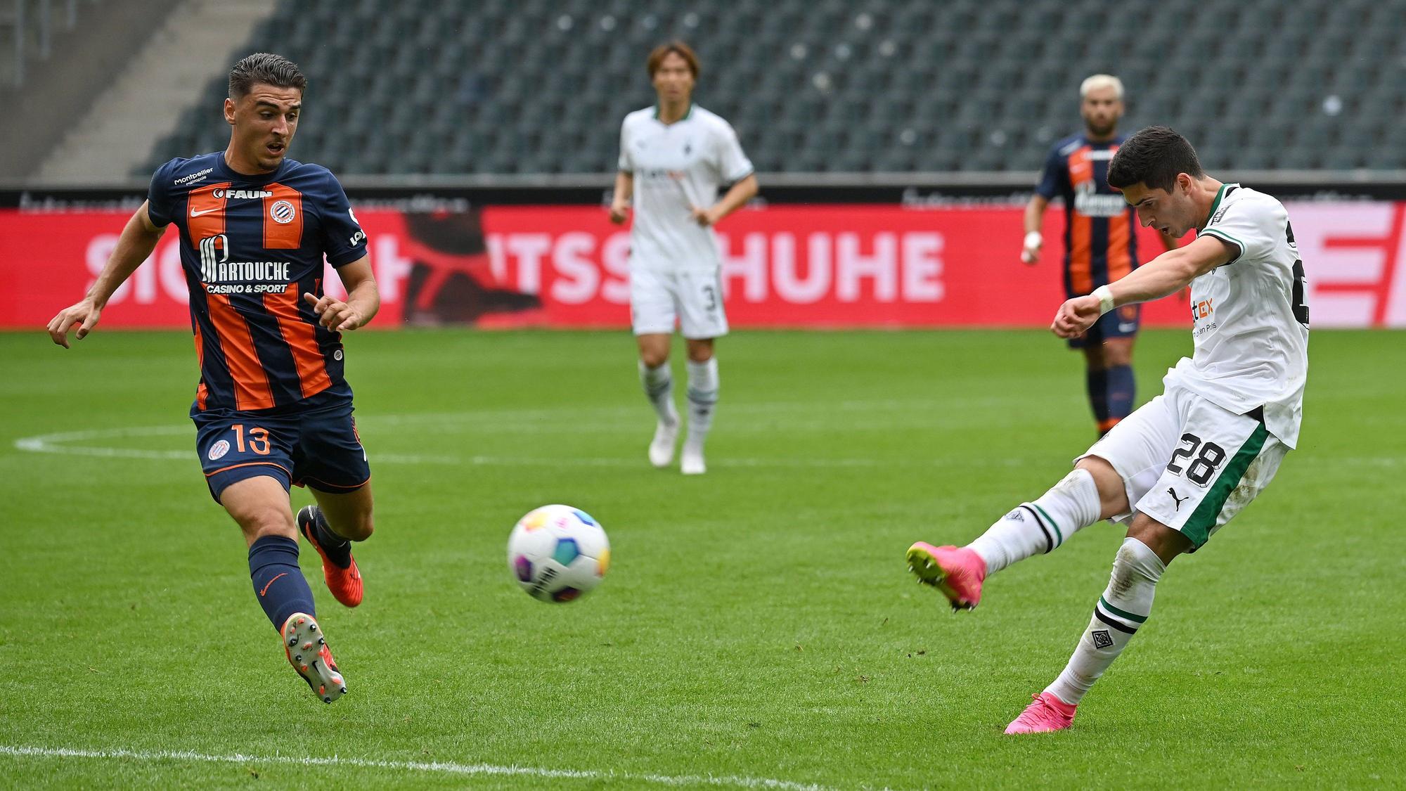 Grant-Leon Ranos (r.) trifft im Testspiel gegen den HSC Montpellier am 5. August 2023 zum zwischenzeitlichen 1:0 für Borussia Mönchengladbach.