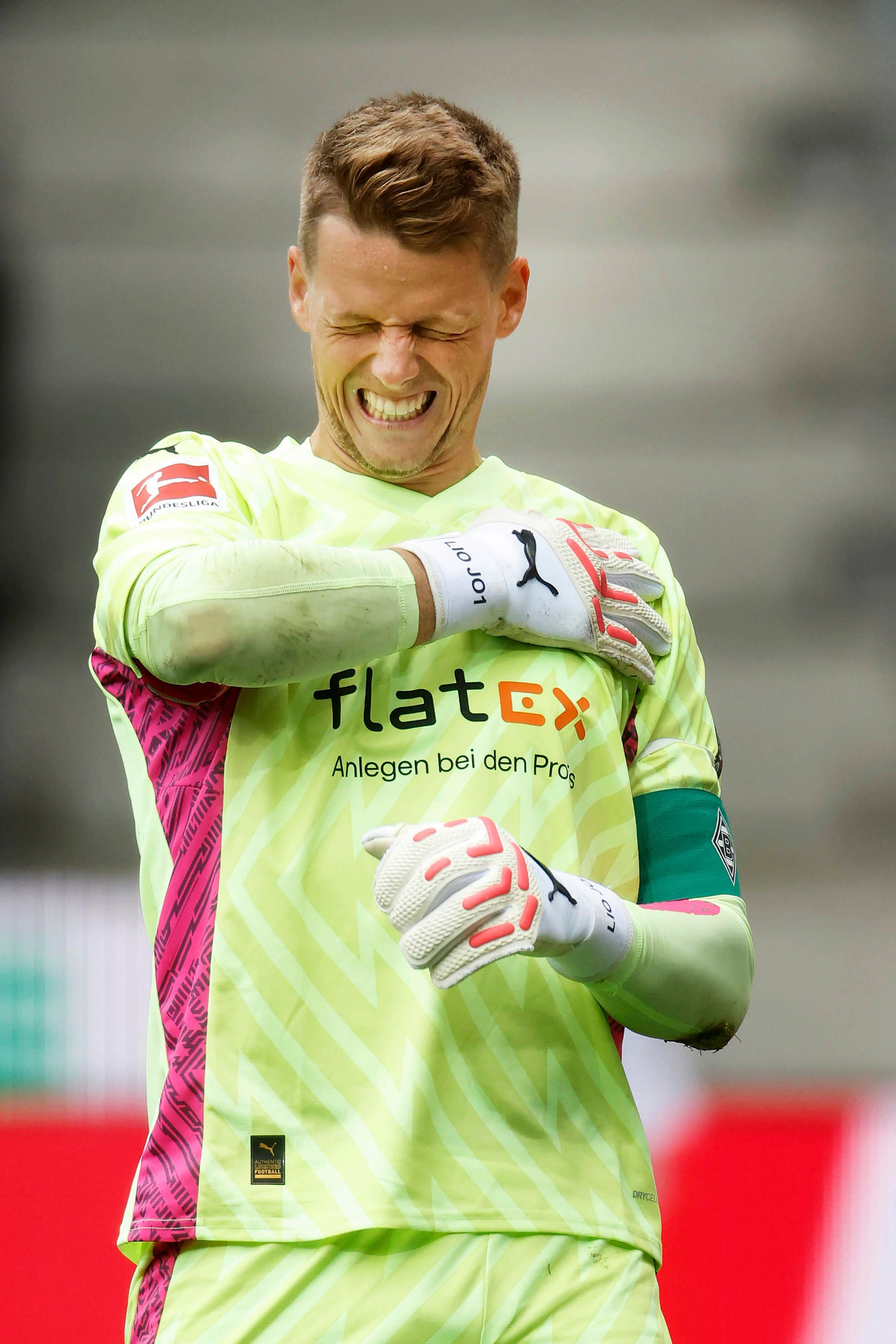 Gladbach-Torwart Jonas Omlin, hier zu sehen am 5. August 2023 im Borussia-Park, hat eine Schulterverletzung. Der Schweizer Nationalspieler droht für den Saisonauftakt auszufallen. Omlin hat sichtlich Schmerzen und fasst sich an die linke Schulter.