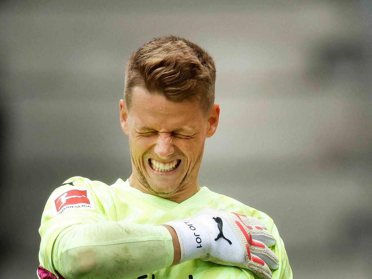Gladbach-Torwart Jonas Omlin, hier zu sehen am 5. August 2023 im Borussia-Park, hat eine Schulterverletzung. Der Schweizer Nationalspieler droht für den Saisonauftakt auszufallen. Omlin hat sichtlich Schmerzen und fasst sich an die linke Schulter.