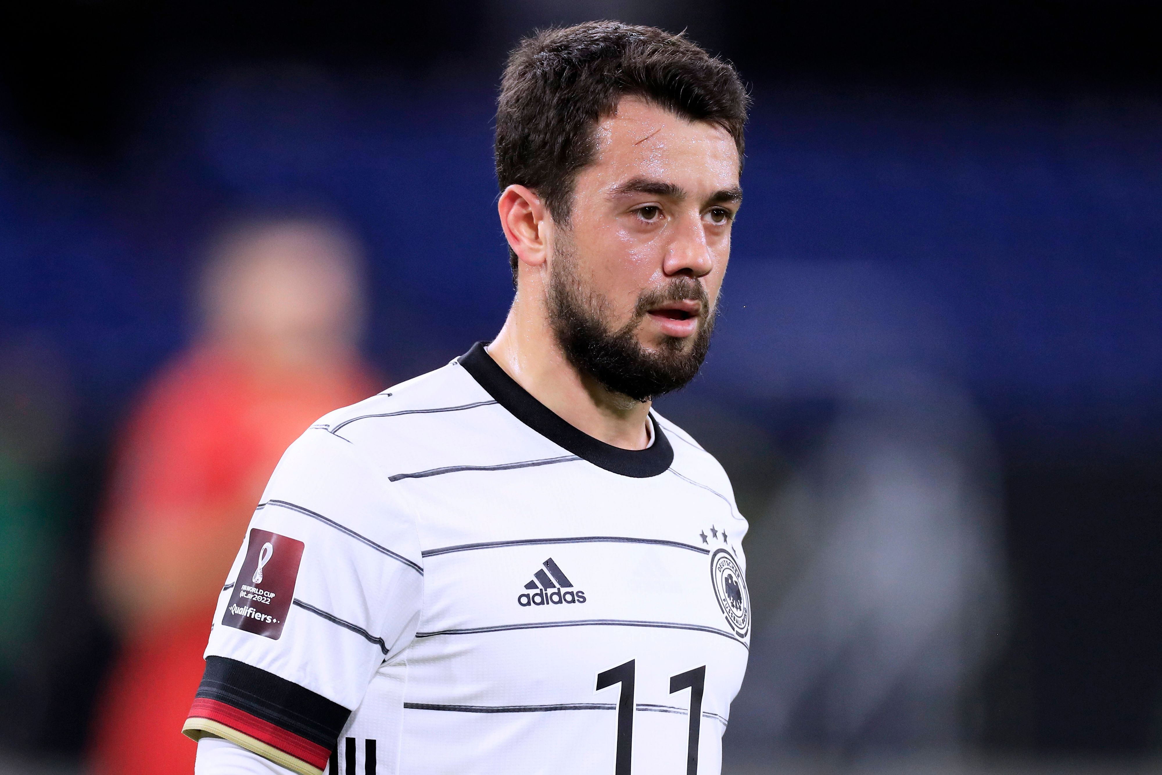 Amin Younes, hier zu sehen am 31. März 2023 im Trikot der deutschen Fußballnationalmannschaft in Duisburg. Younes schaut auf das Spielfeld.