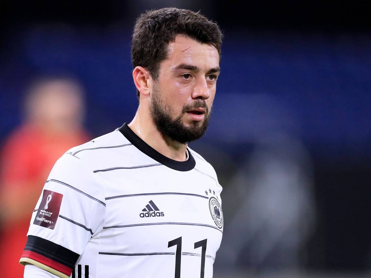 Amin Younes, hier zu sehen am 31. März 2023 im Trikot der deutschen Fußballnationalmannschaft in Duisburg. Younes schaut auf das Spielfeld.