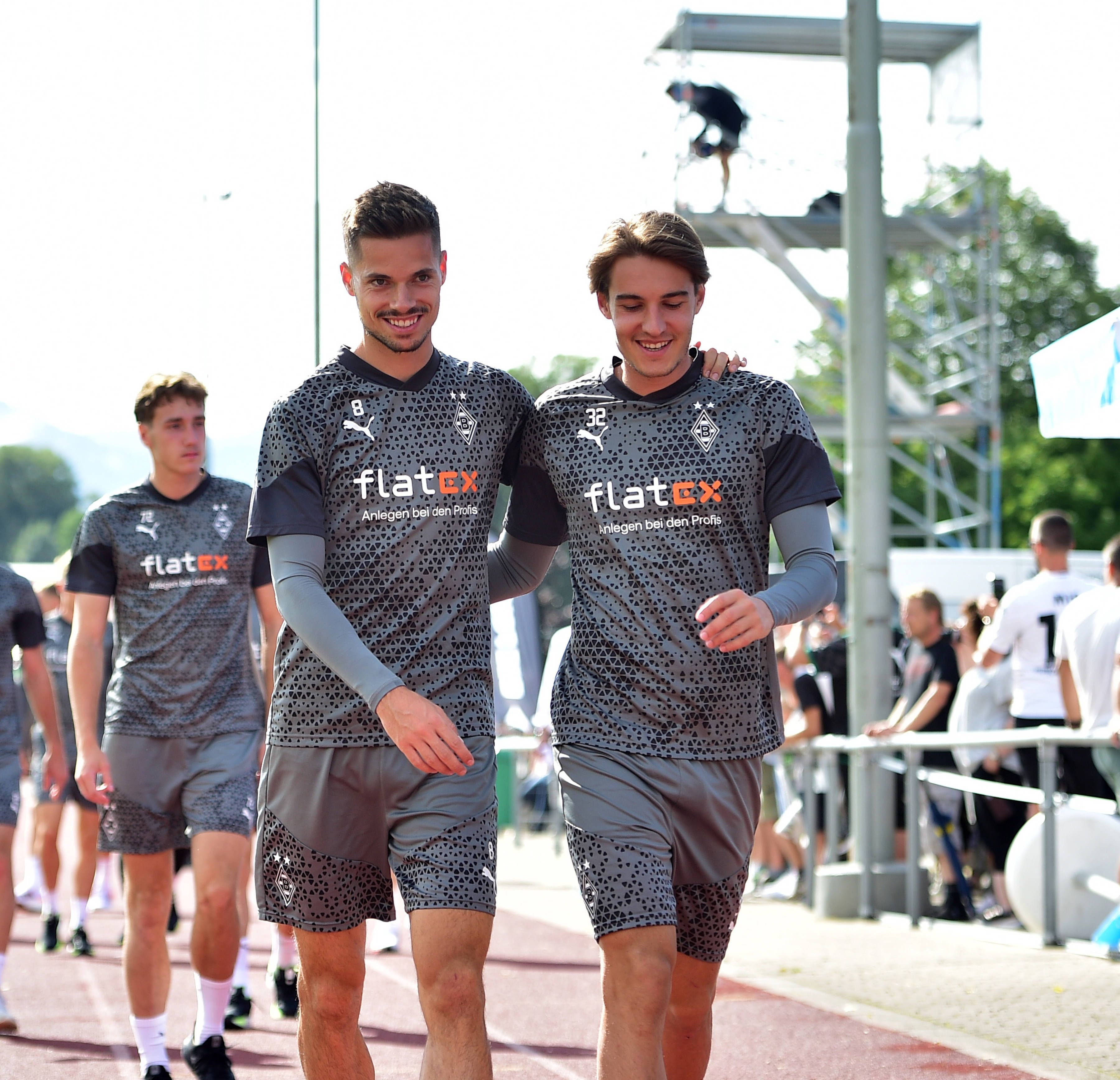 Gladbach-Profi Florian Neuhaus (r.) mit Teamkollege Julian Weigl (l.), hier zu sehen am 24. Juli 2023 während des Borussia-Trainingslagers in Rottach-Egern. Die beiden umarmen sich.