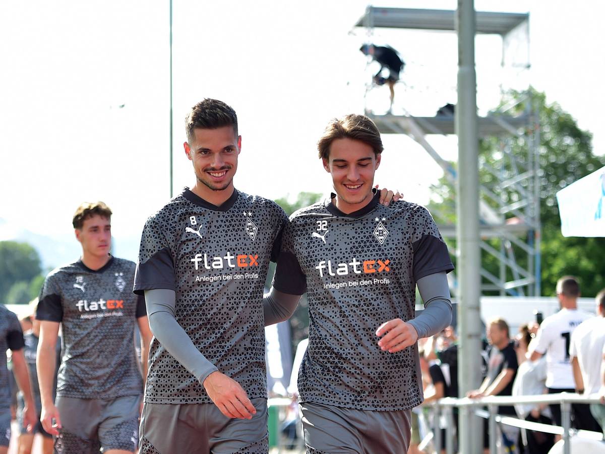 Gladbach-Profi Florian Neuhaus (r.) mit Teamkollege Julian Weigl (l.), hier zu sehen am 24. Juli 2023 während des Borussia-Trainingslagers in Rottach-Egern. Die beiden umarmen sich.
