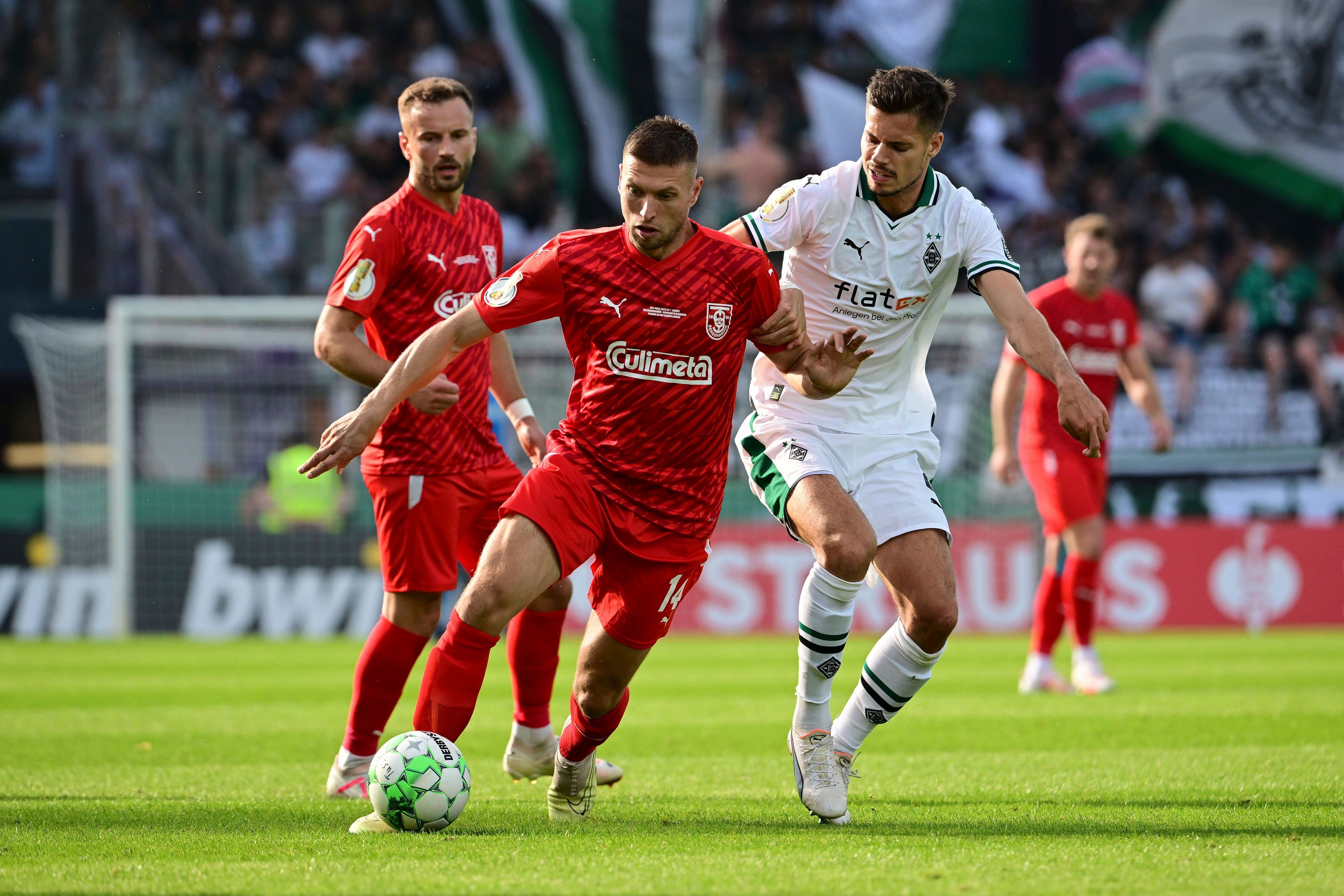 Alexander Bannink vom Tus Bersenbrück im Zweikampf mit Julian Weigl von Borussia Mönchengladbach beim DFB-Pokalspiel am 11. August 2023.