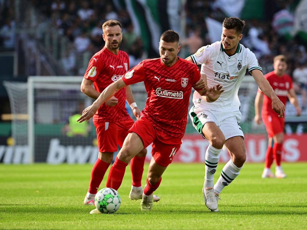 Alexander Bannink vom Tus Bersenbrück im Zweikampf mit Julian Weigl von Borussia Mönchengladbach beim DFB-Pokalspiel am 11. August 2023.