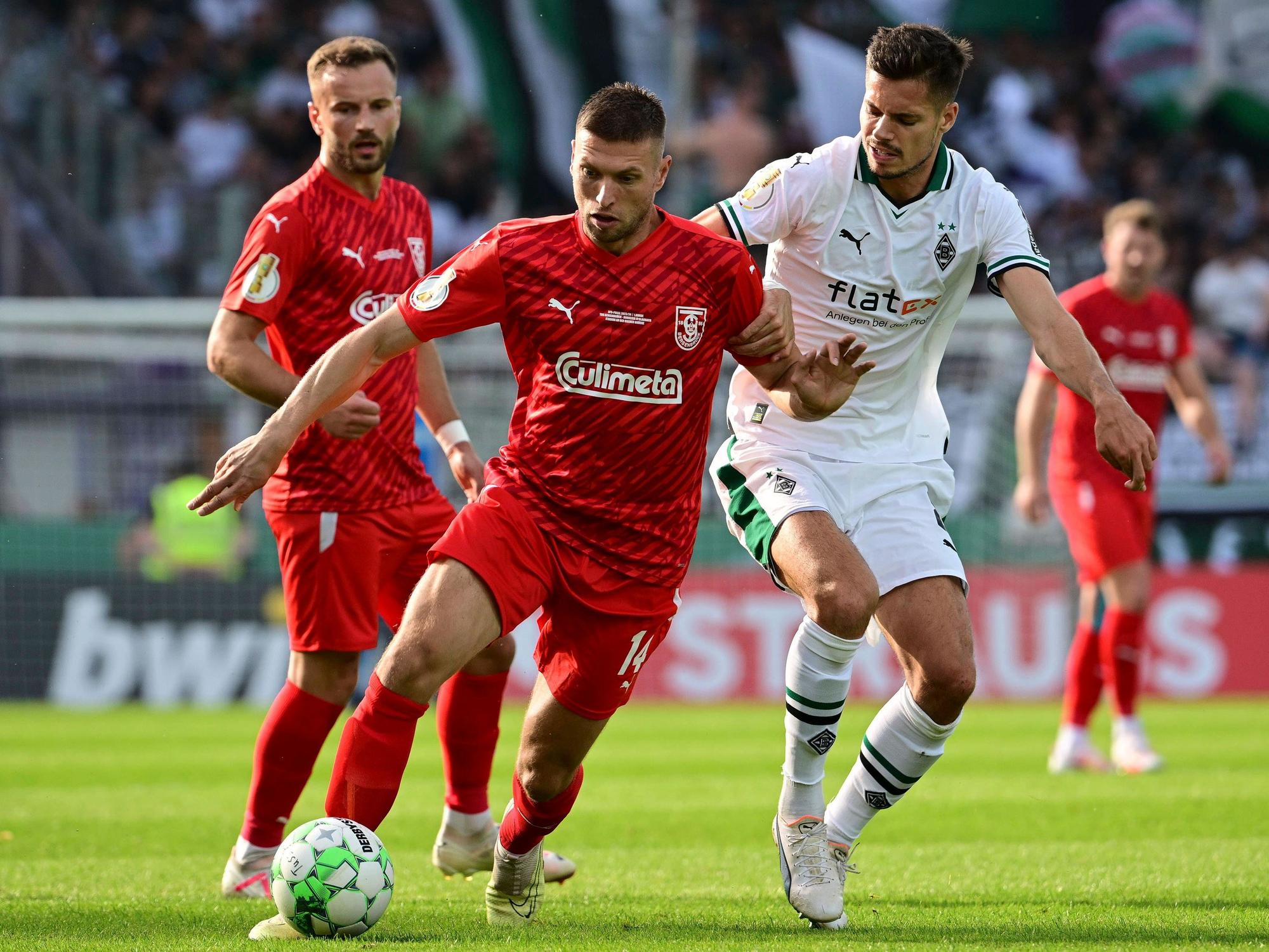 Alexander Bannink vom Tus Bersenbrück im Zweikampf mit Julian Weigl von Borussia Mönchengladbach beim DFB-Pokalspiel am 11. August 2023.