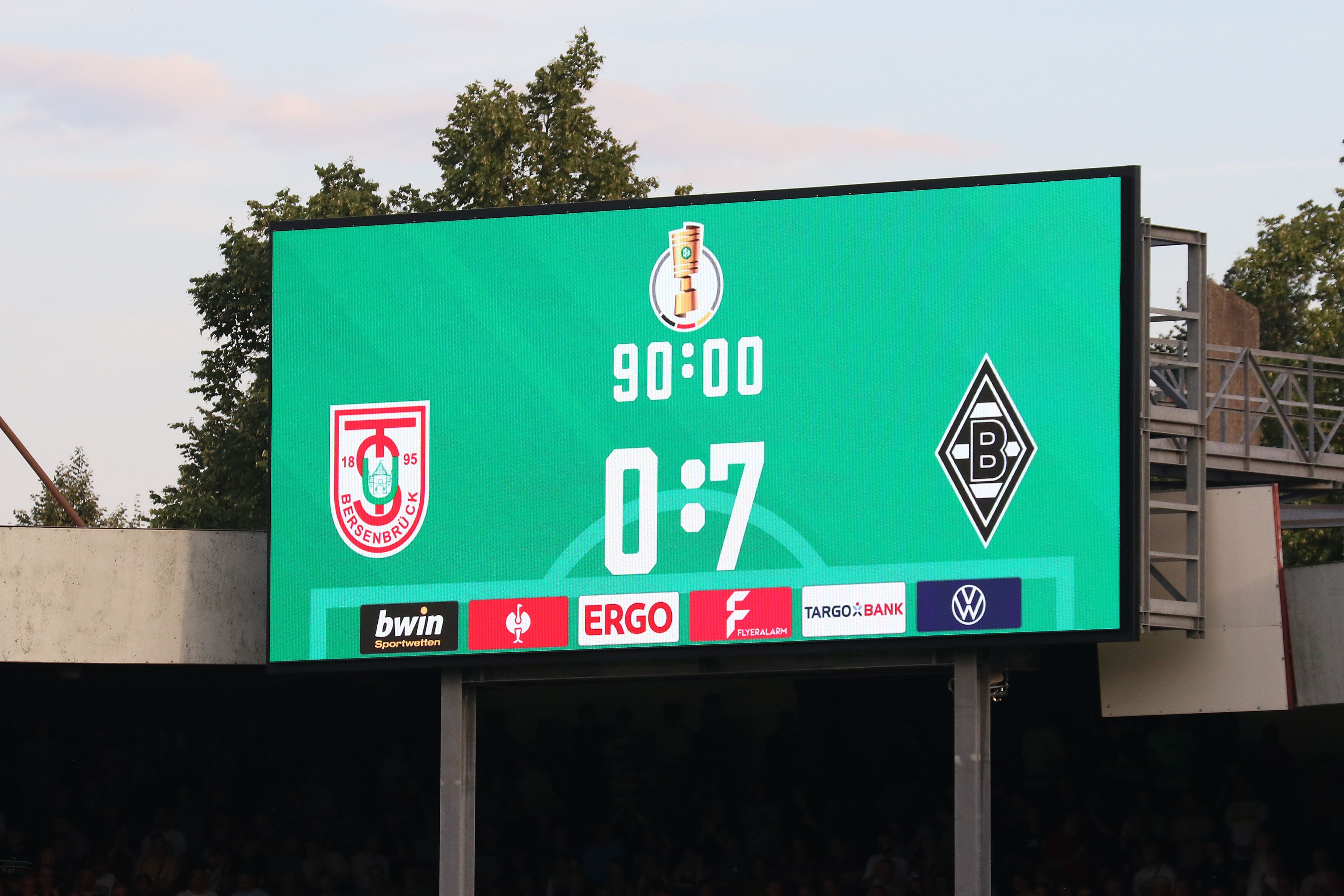 Die Anzeigetafel im Stadion an der Bremer Brücke in Osnabrück zeigt am 11. August 2023 den 0:7-Endstand des DFB-Pokal-Duells TuS Bersenbrück gegen Borussia Mönchengladbach.