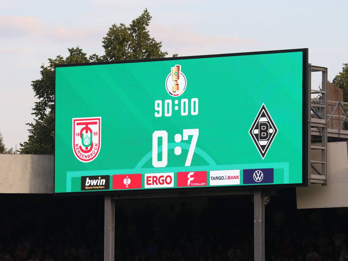 Die Anzeigetafel im Stadion an der Bremer Brücke in Osnabrück zeigt am 11. August 2023 den 0:7-Endstand des DFB-Pokal-Duells TuS Bersenbrück gegen Borussia Mönchengladbach.