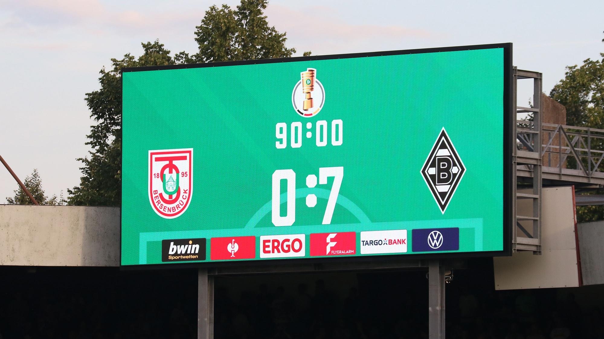 Die Anzeigetafel im Stadion an der Bremer Brücke in Osnabrück zeigt am 11. August 2023 den 0:7-Endstand des DFB-Pokal-Duells TuS Bersenbrück gegen Borussia Mönchengladbach.