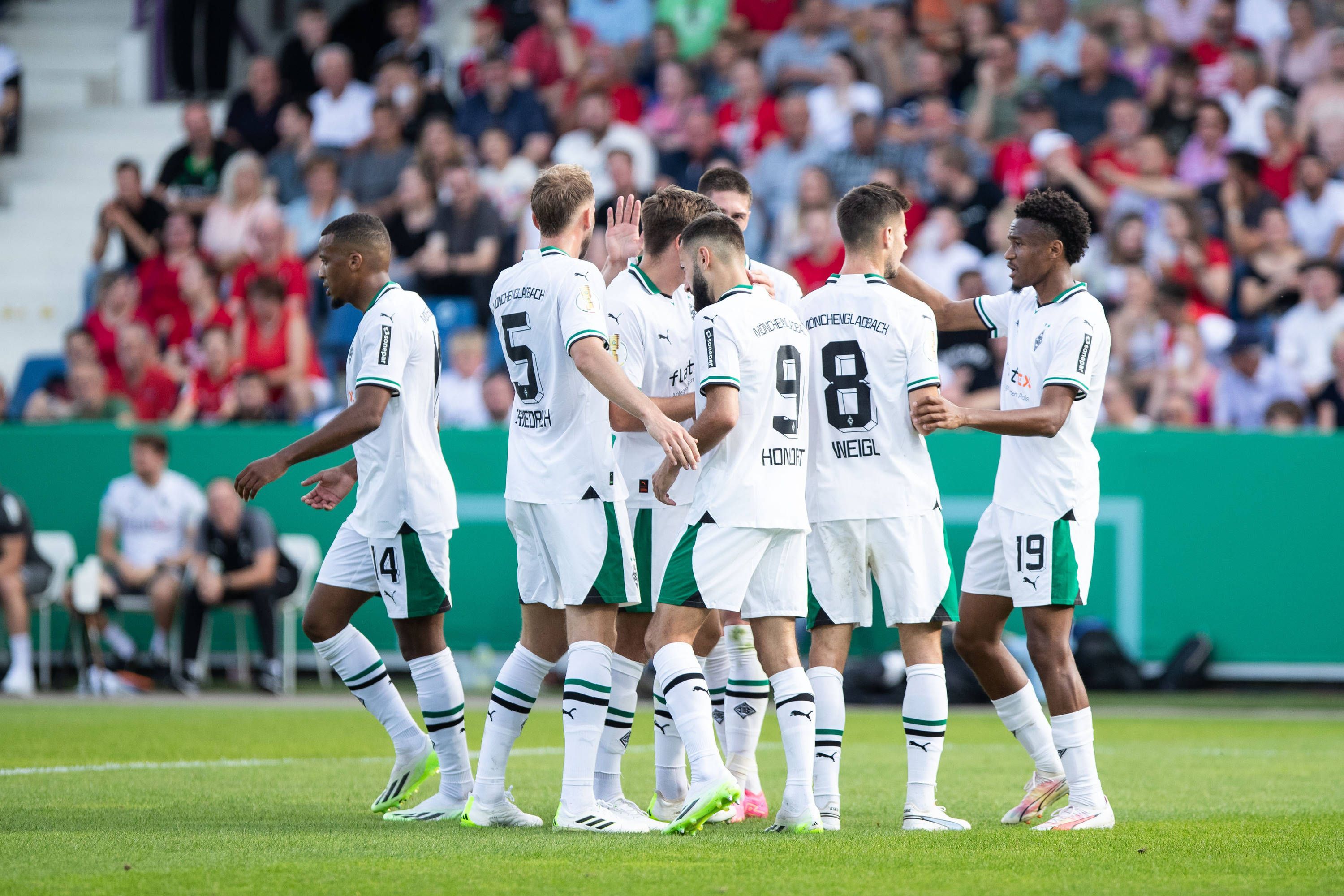Das Team von Borussia Mönchengladbach bejubelt am 11. August 2023 einen Treffer im DFB-Pokalspiel gegen den TuS Bersenbrück.