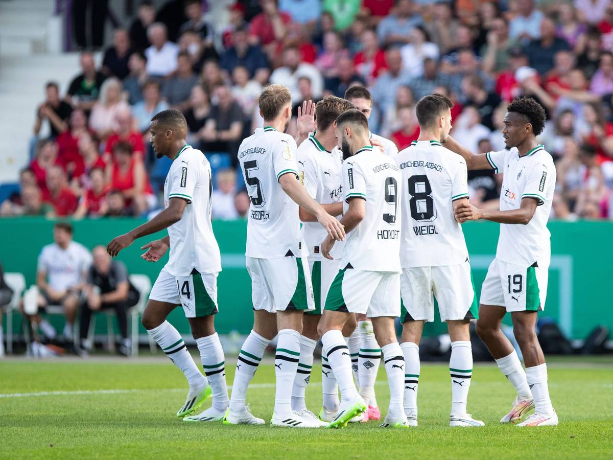 Das Team von Borussia Mönchengladbach bejubelt am 11. August 2023 einen Treffer im DFB-Pokalspiel gegen den TuS Bersenbrück.