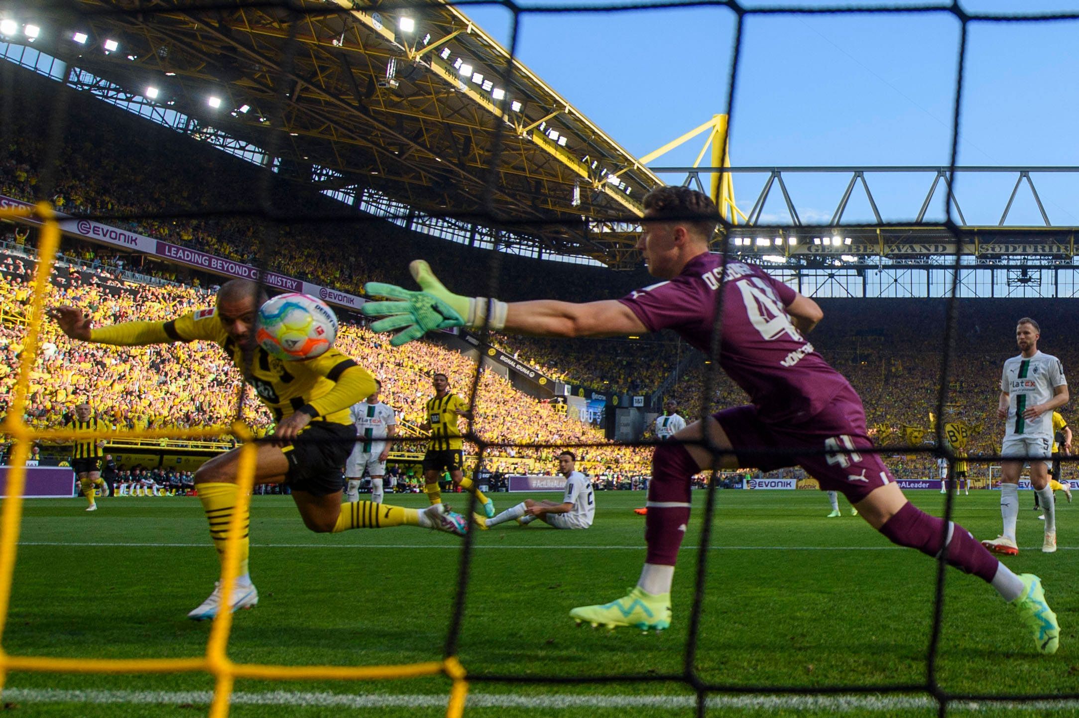 Jan Olschowsky (r.) versucht vergeblich, einen Kopfball von Donyell Malen am 13. Mai 2023 zu parieren. Das Foto zeigt den Torhüter von Borussia Mönchengladbach im Spiel bei Borussia Dortmund.