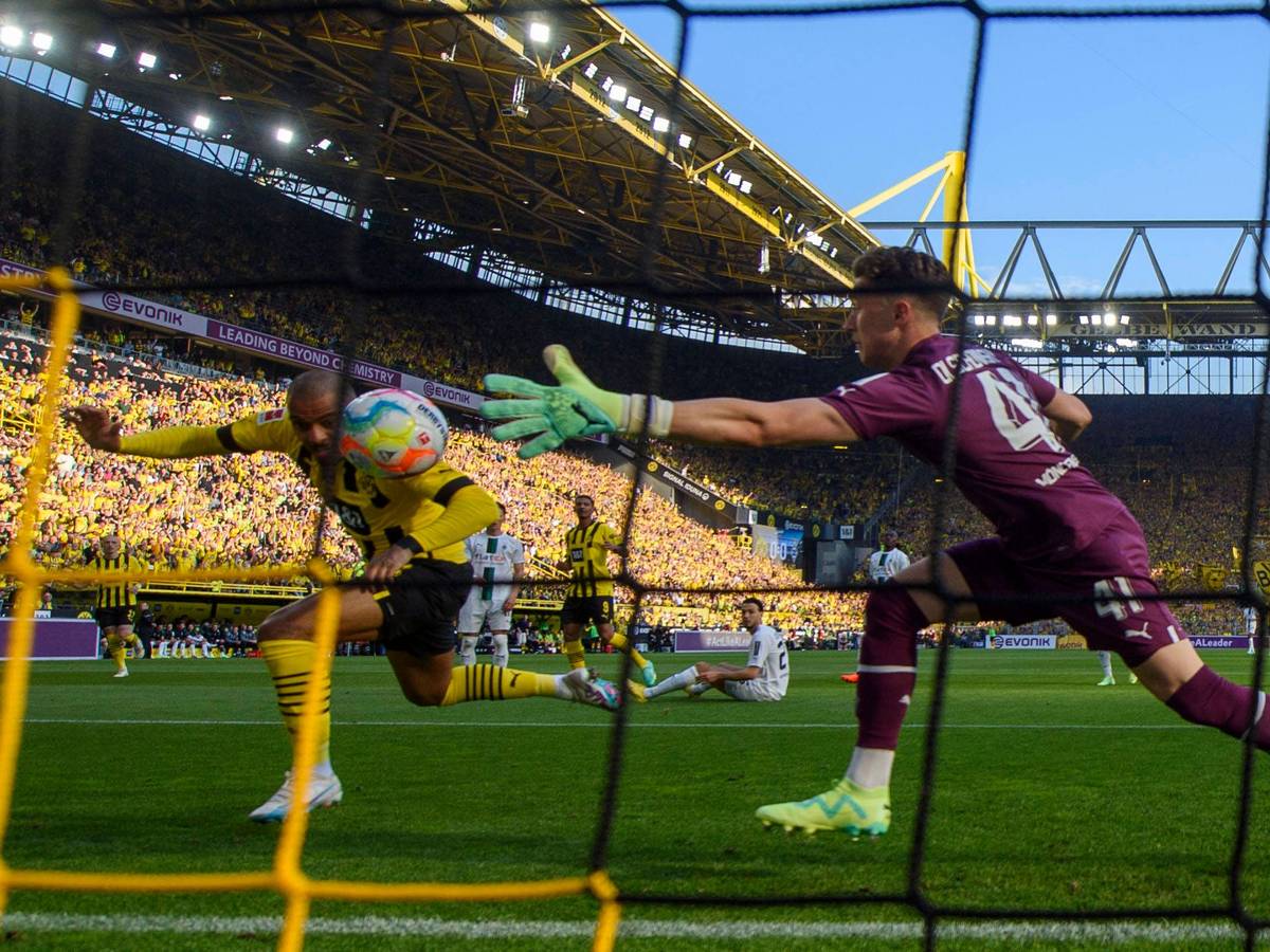 Jan Olschowsky (r.) versucht vergeblich, einen Kopfball von Donyell Malen am 13. Mai 2023 zu parieren. Das Foto zeigt den Torhüter von Borussia Mönchengladbach im Spiel bei Borussia Dortmund.