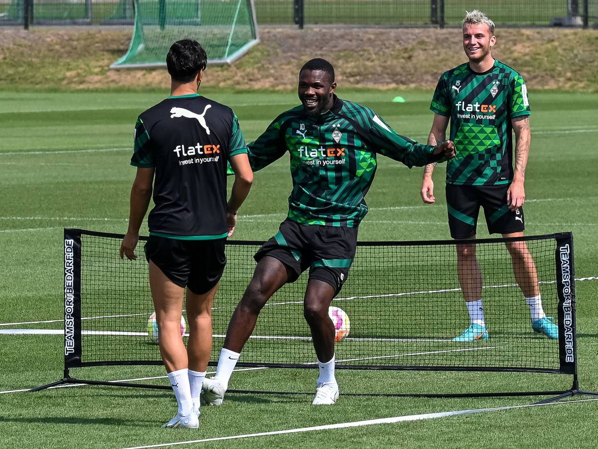 Ramy Bensebaini, Marcus Thuram und Jordan Beyer (v.l.n.r.) führen am 29. Juli 2022 eine Übung im Training von Borussia Mönchengladbach aus.