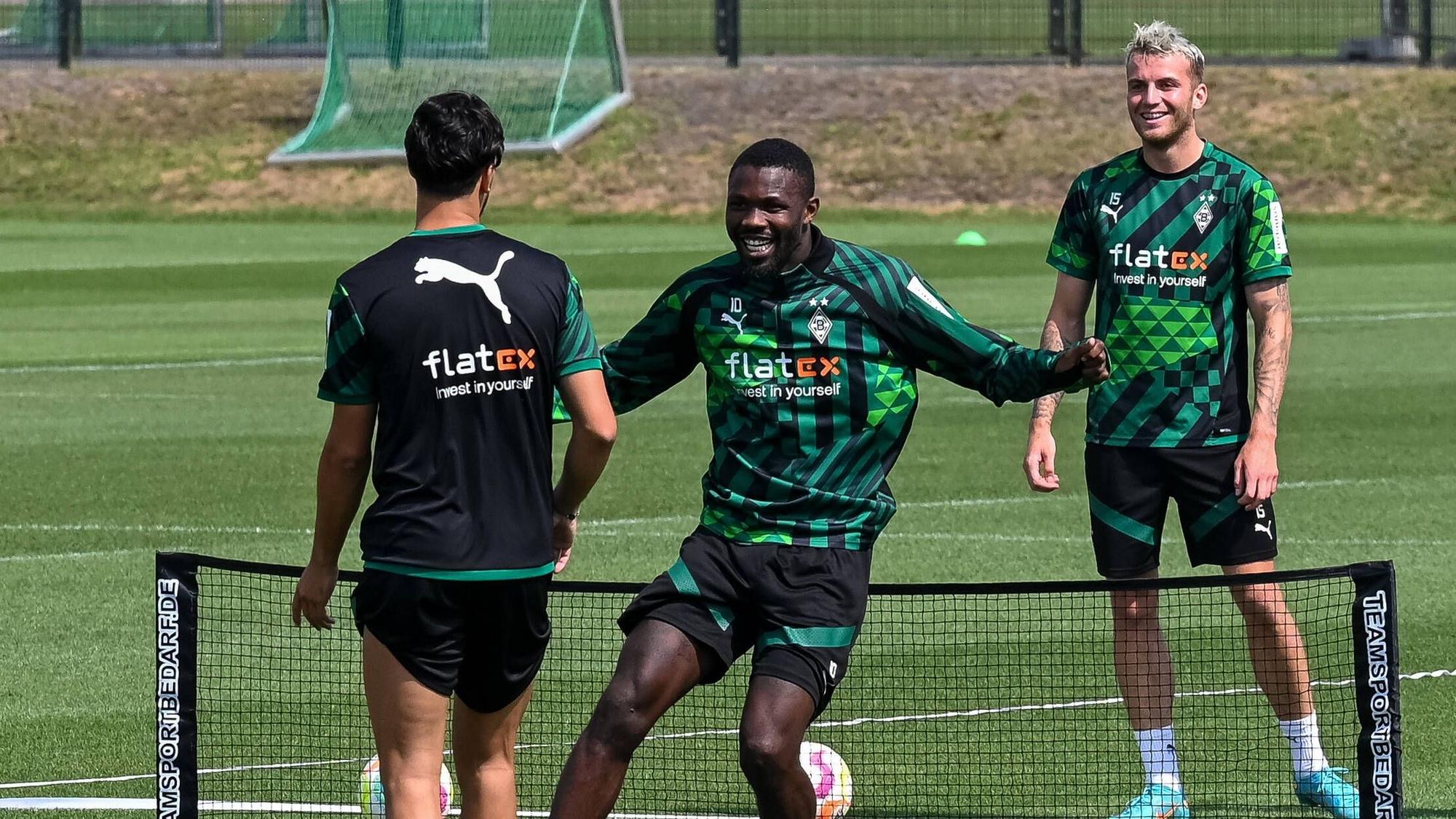 Ramy Bensebaini, Marcus Thuram und Jordan Beyer (v.l.n.r.) führen am 29. Juli 2022 eine Übung im Training von Borussia Mönchengladbach aus.