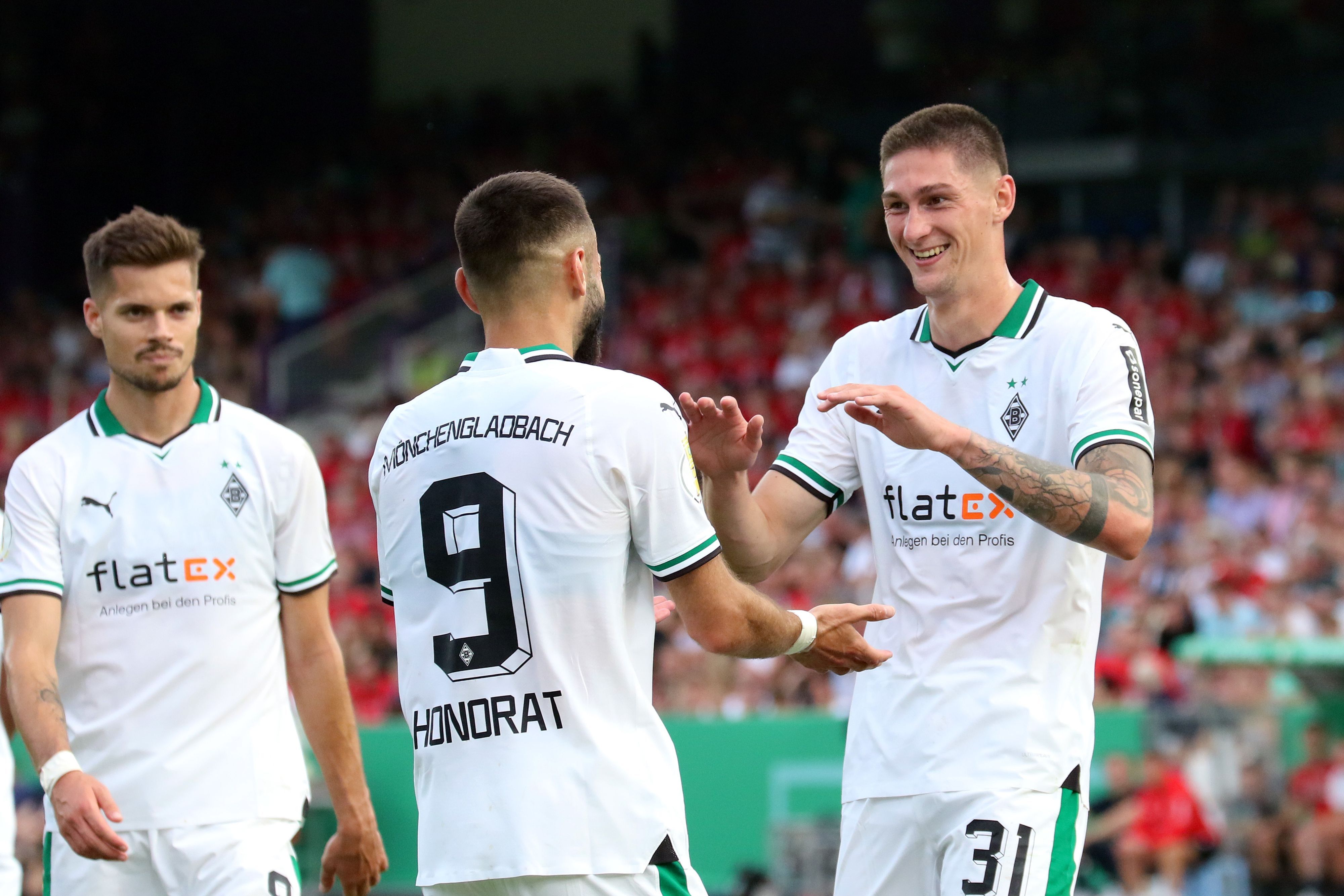 Tomas Cvancara (r.) und Franck Honorat bejubeln einen Treffer für Borussia Mönchengladbach im DFB-Pokalspiel beim TuS Bersenbrück am 11. August 2023.