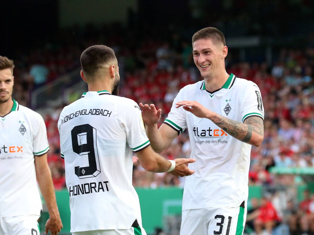 Tomas Cvancara (r.) und Franck Honorat bejubeln einen Treffer für Borussia Mönchengladbach im DFB-Pokalspiel beim TuS Bersenbrück am 11. August 2023.