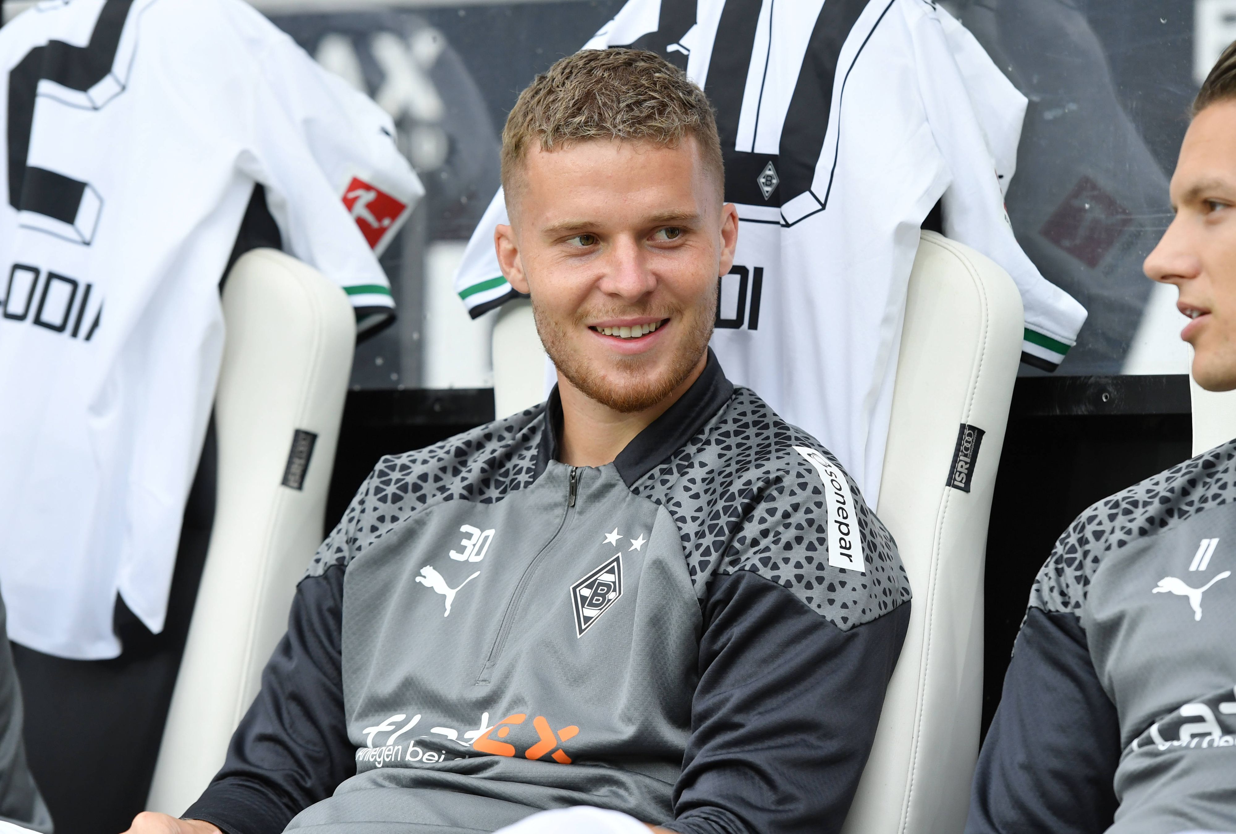 Nico Elvedi sitzt am 5. August 2023 im Rahmen des Testspiels von Borussia Mönchengladbach gegen Montpellier auf der Bank im Borussia-Park.