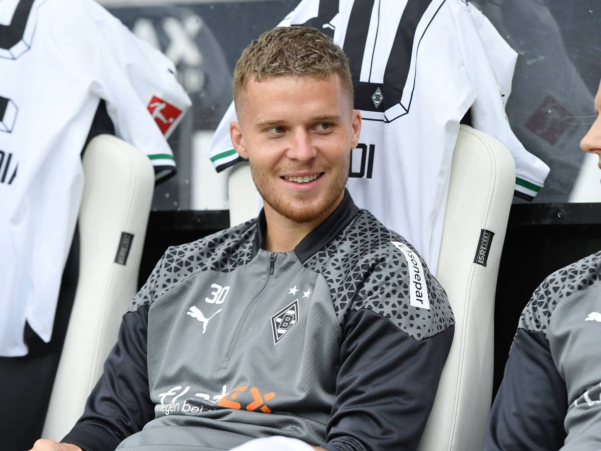 Nico Elvedi sitzt am 5. August 2023 im Rahmen des Testspiels von Borussia Mönchengladbach gegen Montpellier auf der Bank im Borussia-Park.