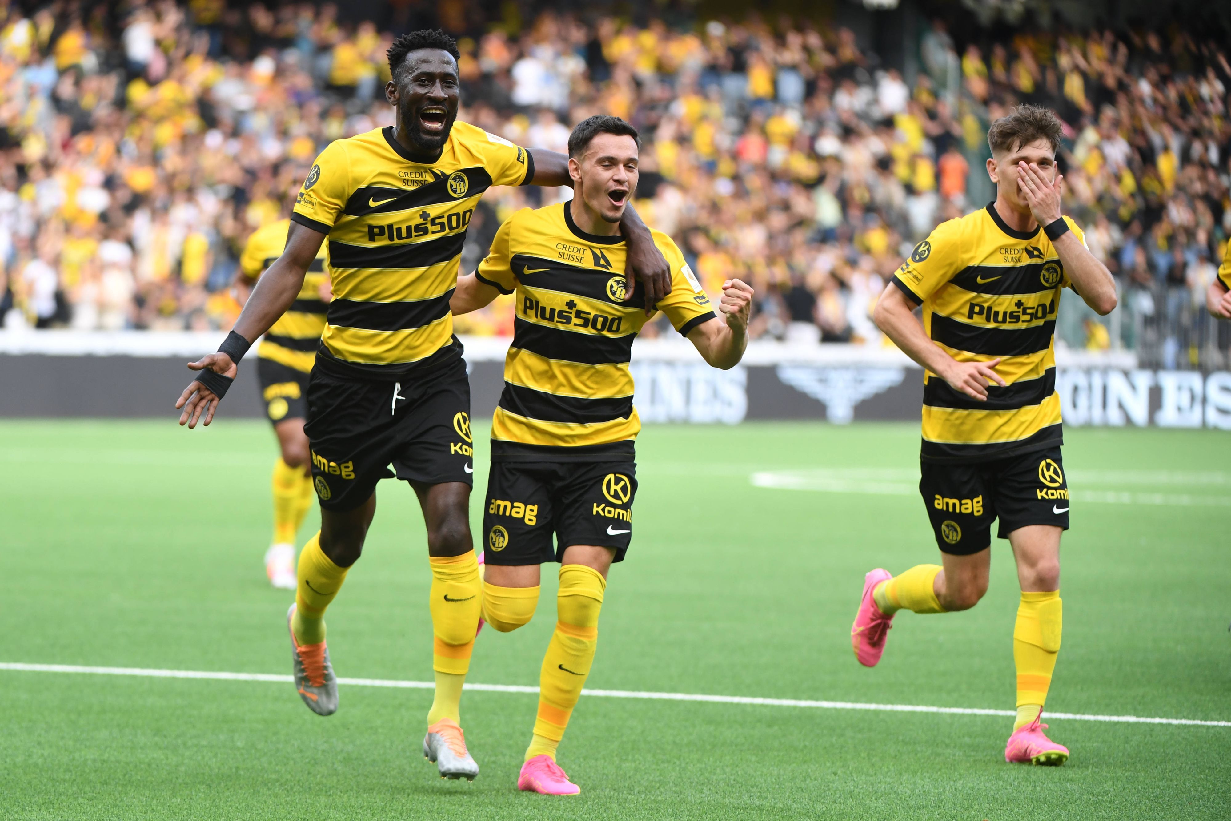 Fabian Rieder (M.) bejubelt am 5. August 2023 ein Tor mit seinem Teamkollegen der Young Boys Bern.