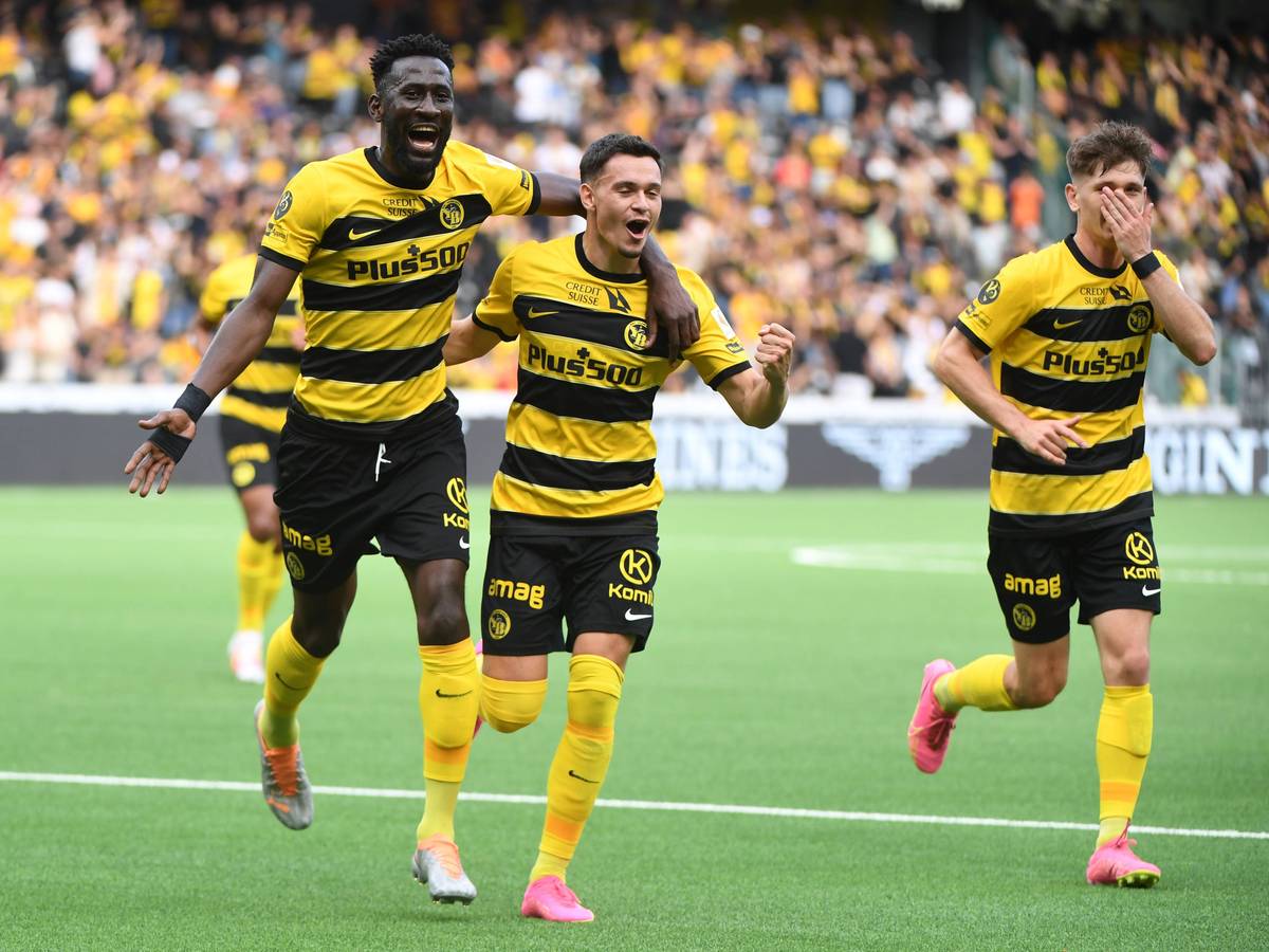 Fabian Rieder (M.) bejubelt am 5. August 2023 ein Tor mit seinem Teamkollegen der Young Boys Bern.