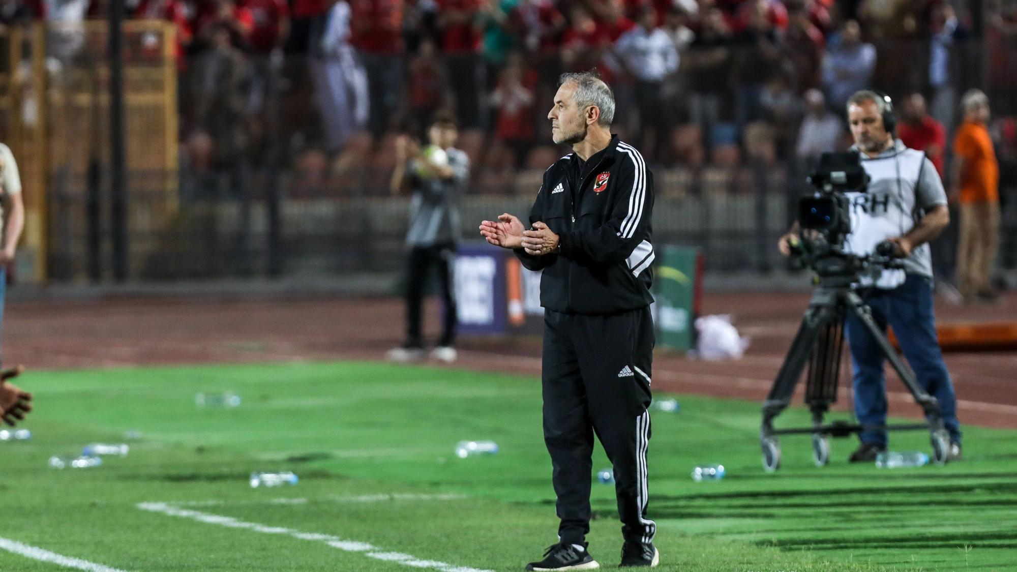 Marcel Koller, hier am 4. Juni 2023, ist Trainer von Ah-Ahly Cairo. Auf dem Foto steht der ehemalige Coach des 1. FC Köln an der Seitenauslinie.