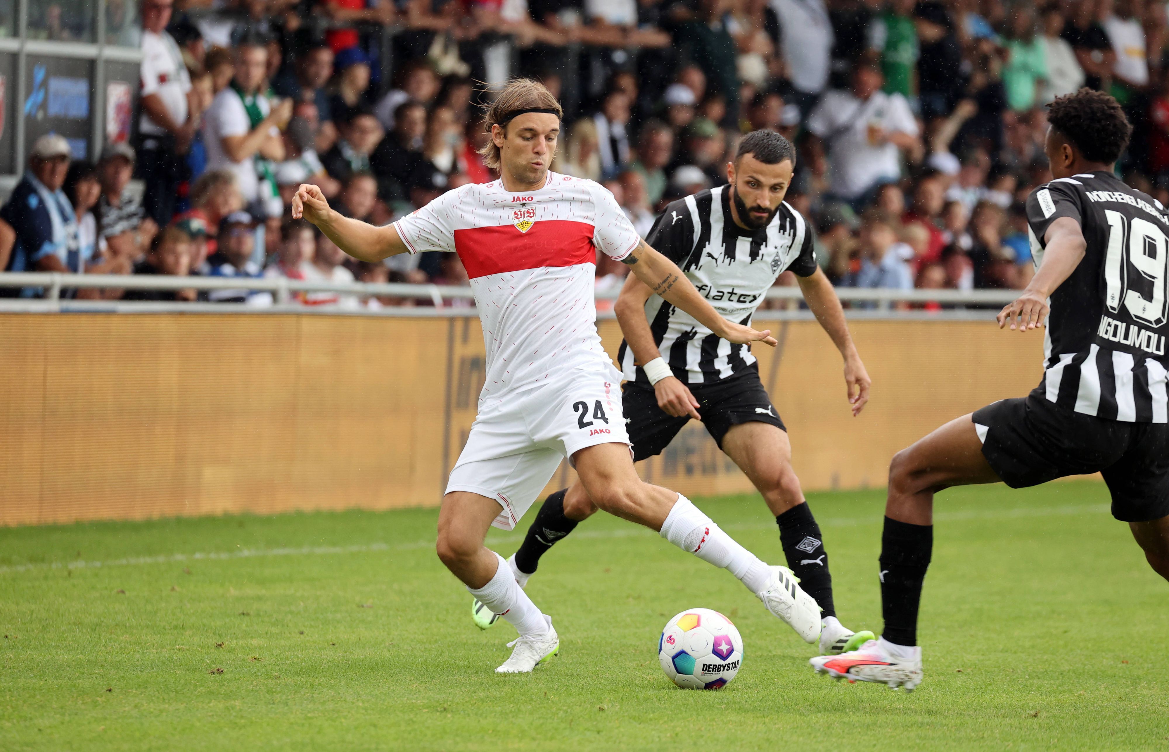 Borussia Mönchengladbach und der VfB Stuttgart, hier mit Borna Sosa, Franck Honorat und Nathan Ngoumou (v. l. n. r.) im Testspiel am 29. Juli 2023, liegen in der ewigen Tabelle der Bundesliga eng beieinander.