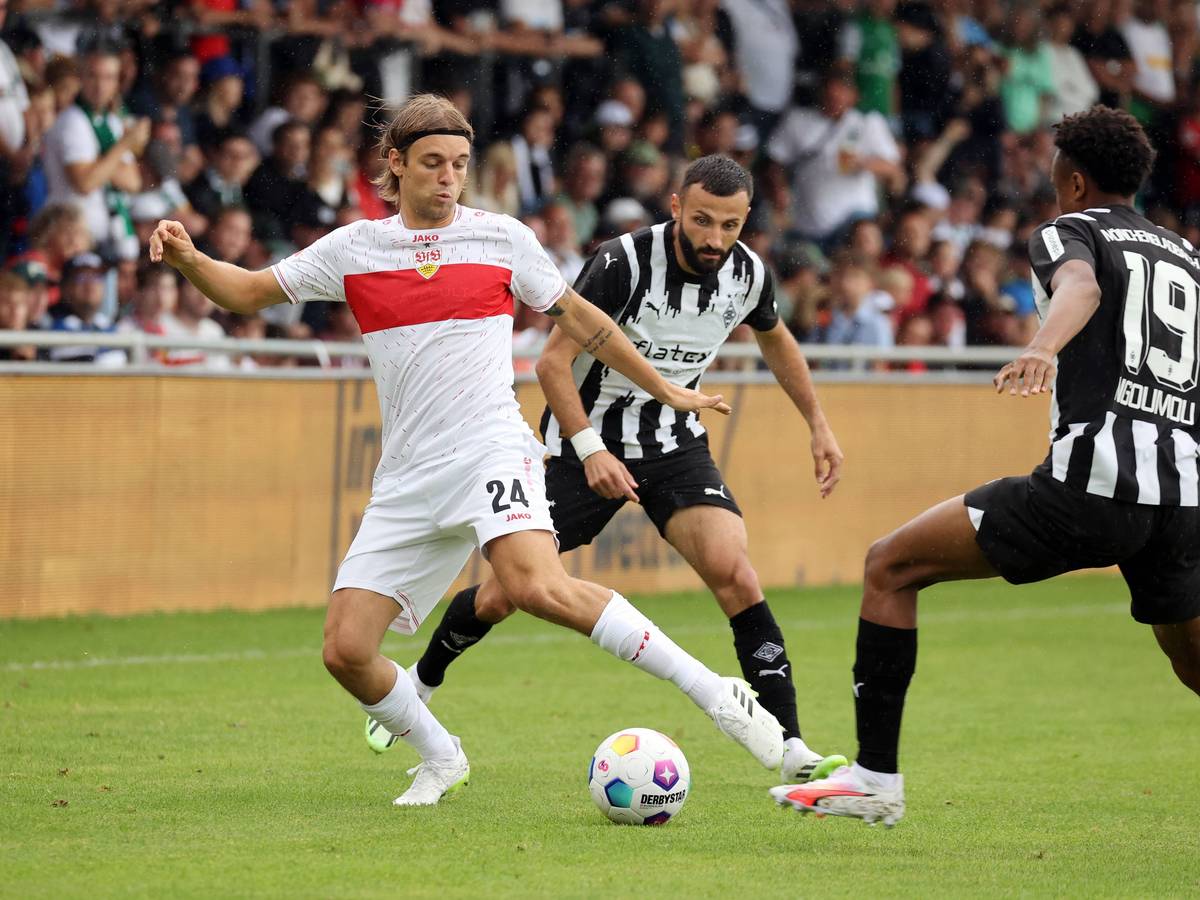 Borussia Mönchengladbach und der VfB Stuttgart, hier mit Borna Sosa, Franck Honorat und Nathan Ngoumou (v. l. n. r.) im Testspiel am 29. Juli 2023, liegen in der ewigen Tabelle der Bundesliga eng beieinander.