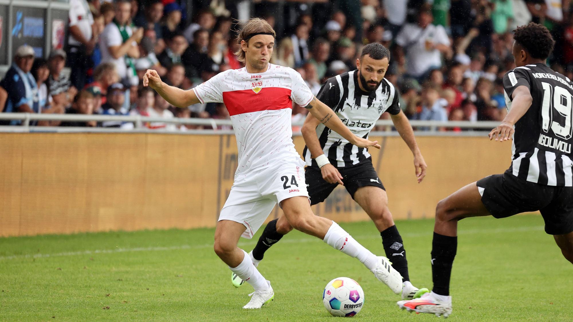 Borussia Mönchengladbach und der VfB Stuttgart, hier mit Borna Sosa, Franck Honorat und Nathan Ngoumou (v. l. n. r.) im Testspiel am 29. Juli 2023, liegen in der ewigen Tabelle der Bundesliga eng beieinander.
