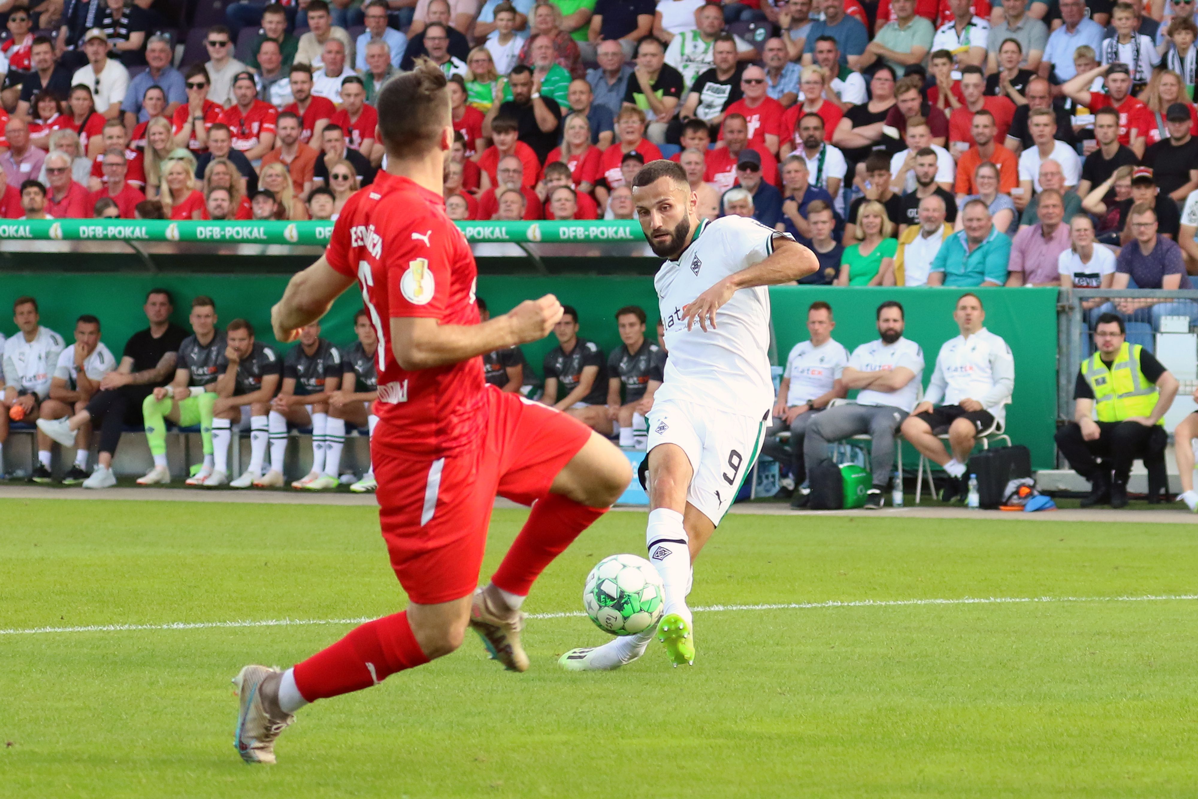 Franck Honorat trifft am 11. August 2023 zum 1:0 für Borussia Mönchengladbach im DFB-Pokal-Erstrundenspiel beim TuS Bersenbrück.