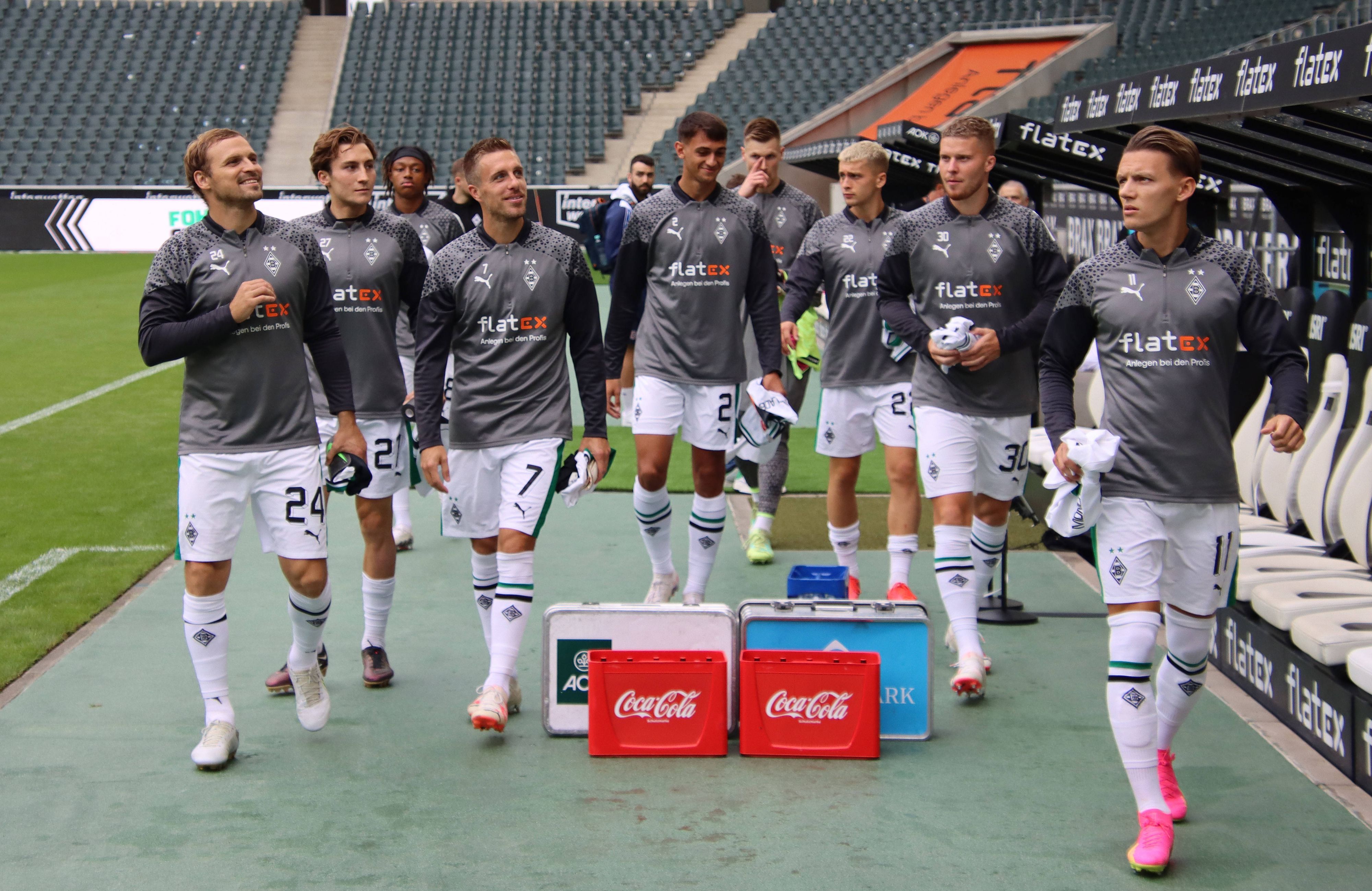 Die Ersatzspieler von Borussia Mönchengladbach gehen beim Testspiel gegen Montpellier am 5. August 2023 zur Borussia-Park-Ersatzbank.