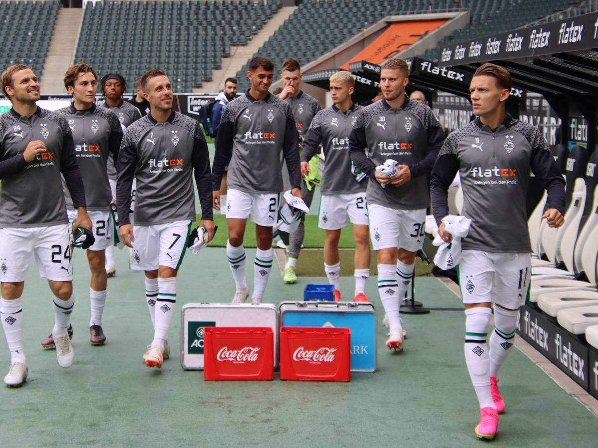 Die Ersatzspieler von Borussia Mönchengladbach gehen beim Testspiel gegen Montpellier am 5. August 2023 zur Borussia-Park-Ersatzbank.