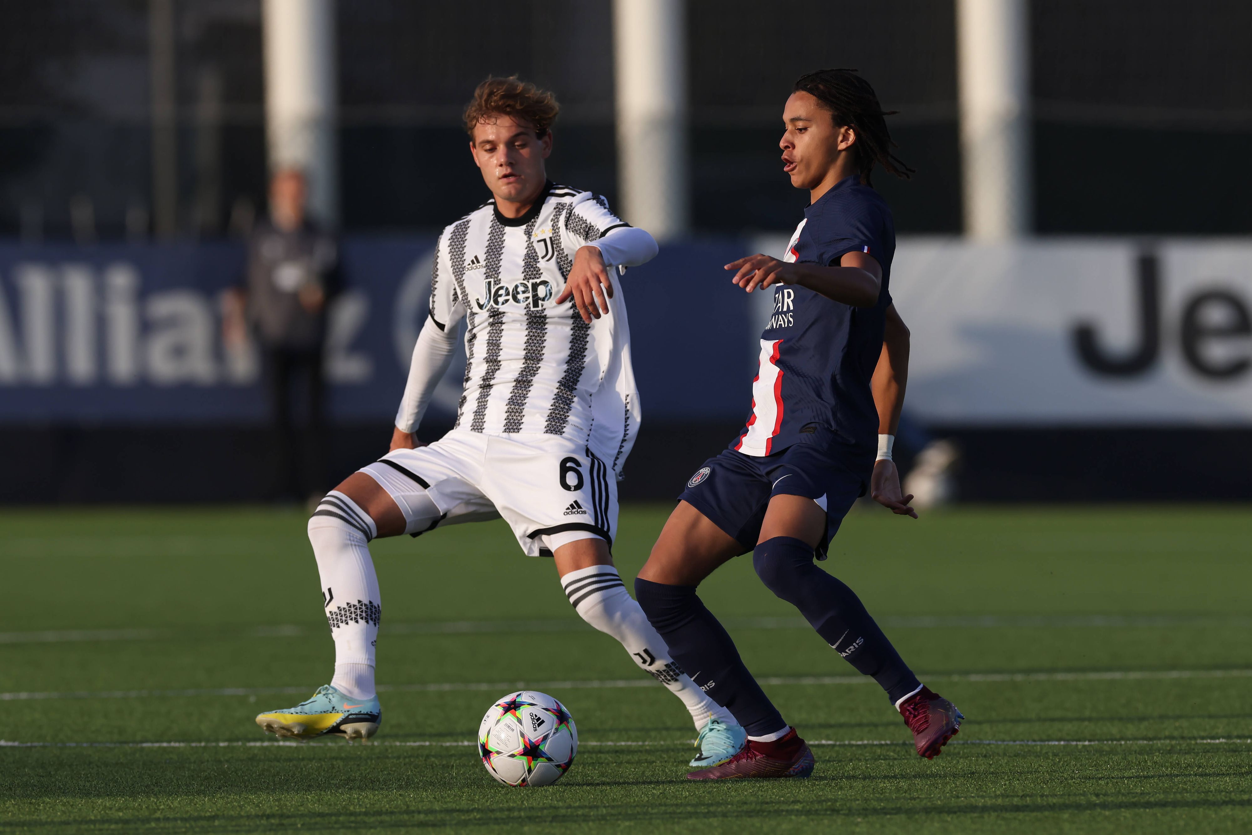 Giulio Doratiotto (l.) bei einem Youth-League-Spiel von Juventus gegen Paris-Saint Germain am 2. November 2022 im Zweikampf mit Ethan Mbappe, dem Bruder von Kylian Mbappe.