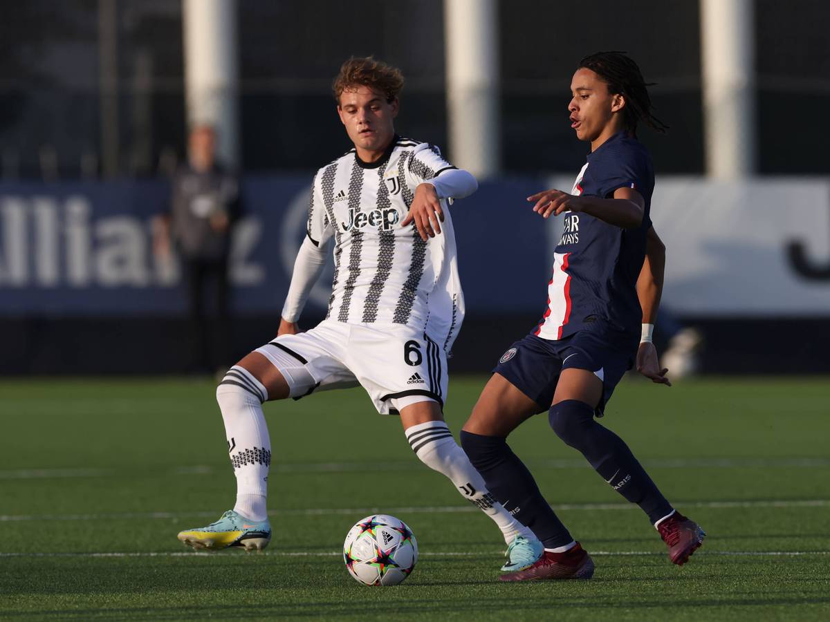 Giulio Doratiotto (l.) bei einem Youth-League-Spiel von Juventus gegen Paris-Saint Germain am 2. November 2022 im Zweikampf mit Ethan Mbappe, dem Bruder von Kylian Mbappe.