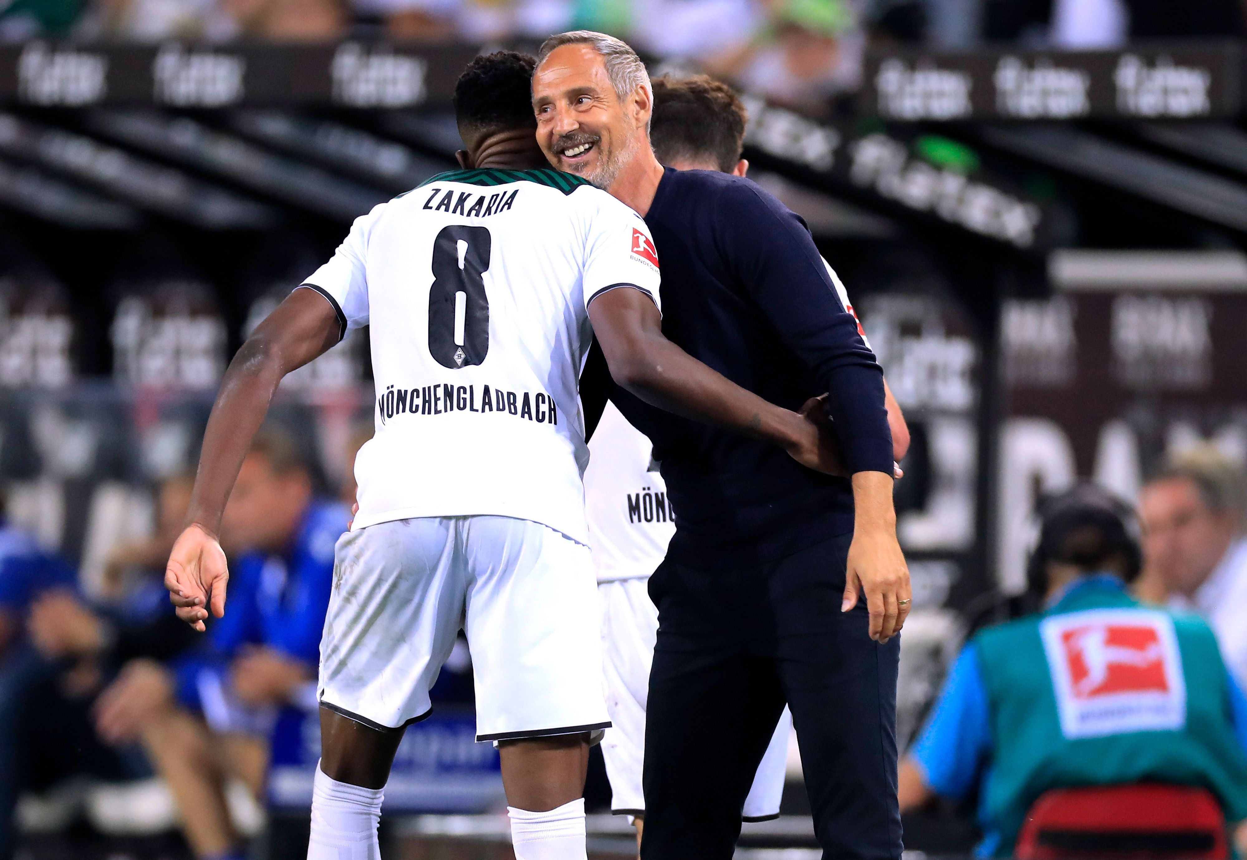 Adi Hütter (r.) und Denis Zakaria umarmen sich nach dem Bundesliga-Spiel von Borussia Mönchengladbach gegen Arminia Bielefeld am 12. September 2021.