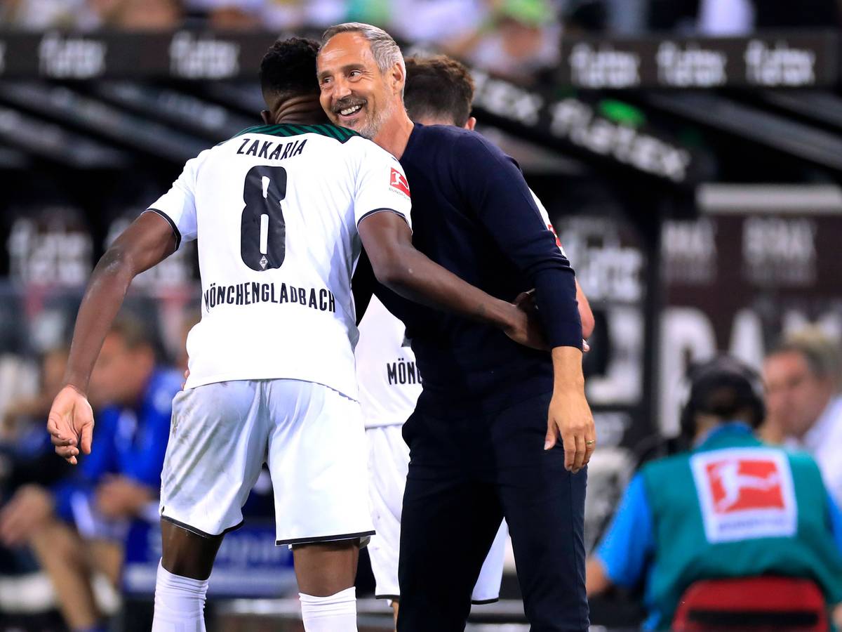 Adi Hütter (r.) und Denis Zakaria umarmen sich nach dem Bundesliga-Spiel von Borussia Mönchengladbach gegen Arminia Bielefeld am 12. September 2021.
