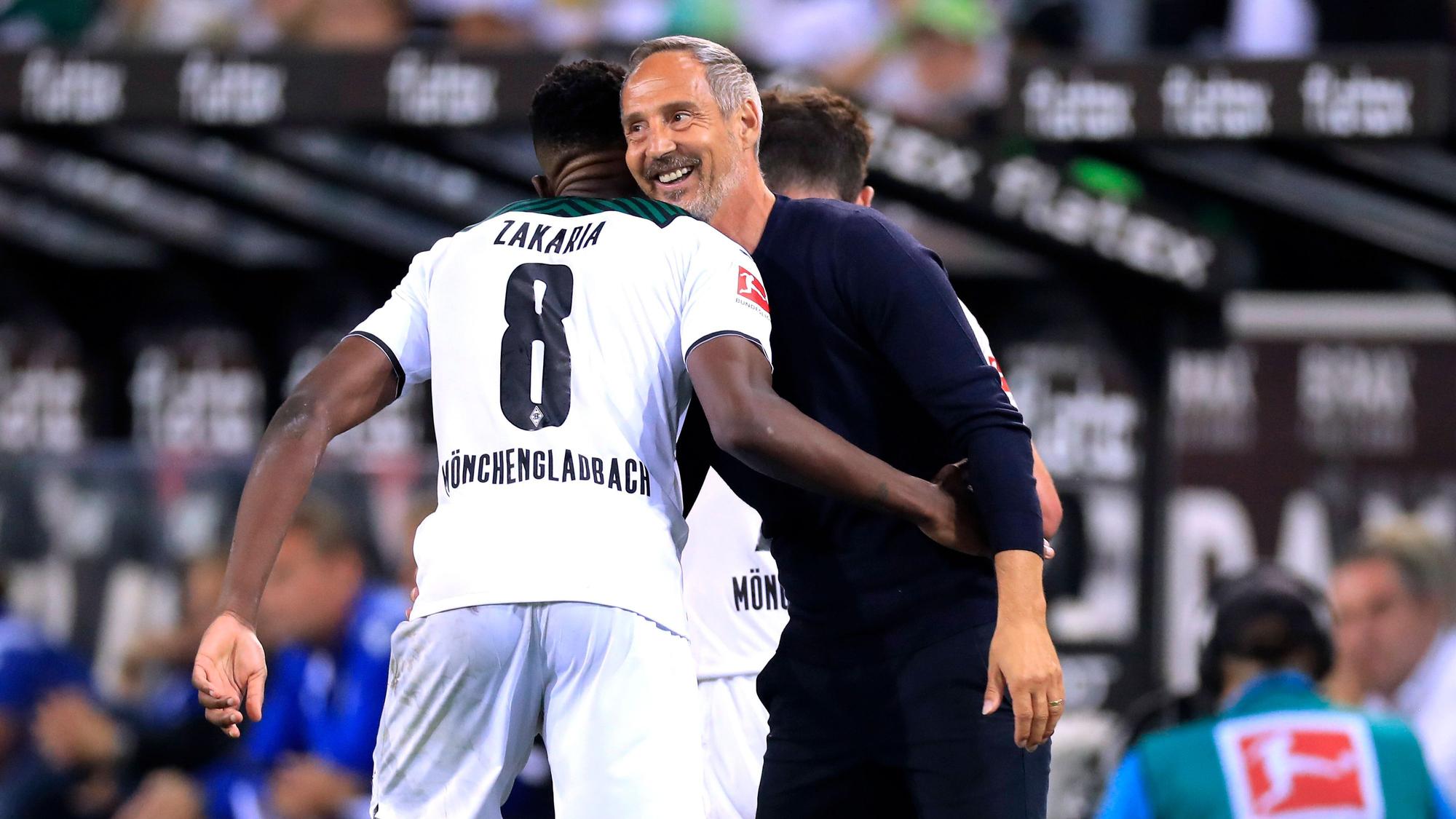 Adi Hütter (r.) und Denis Zakaria umarmen sich nach dem Bundesliga-Spiel von Borussia Mönchengladbach gegen Arminia Bielefeld am 12. September 2021.